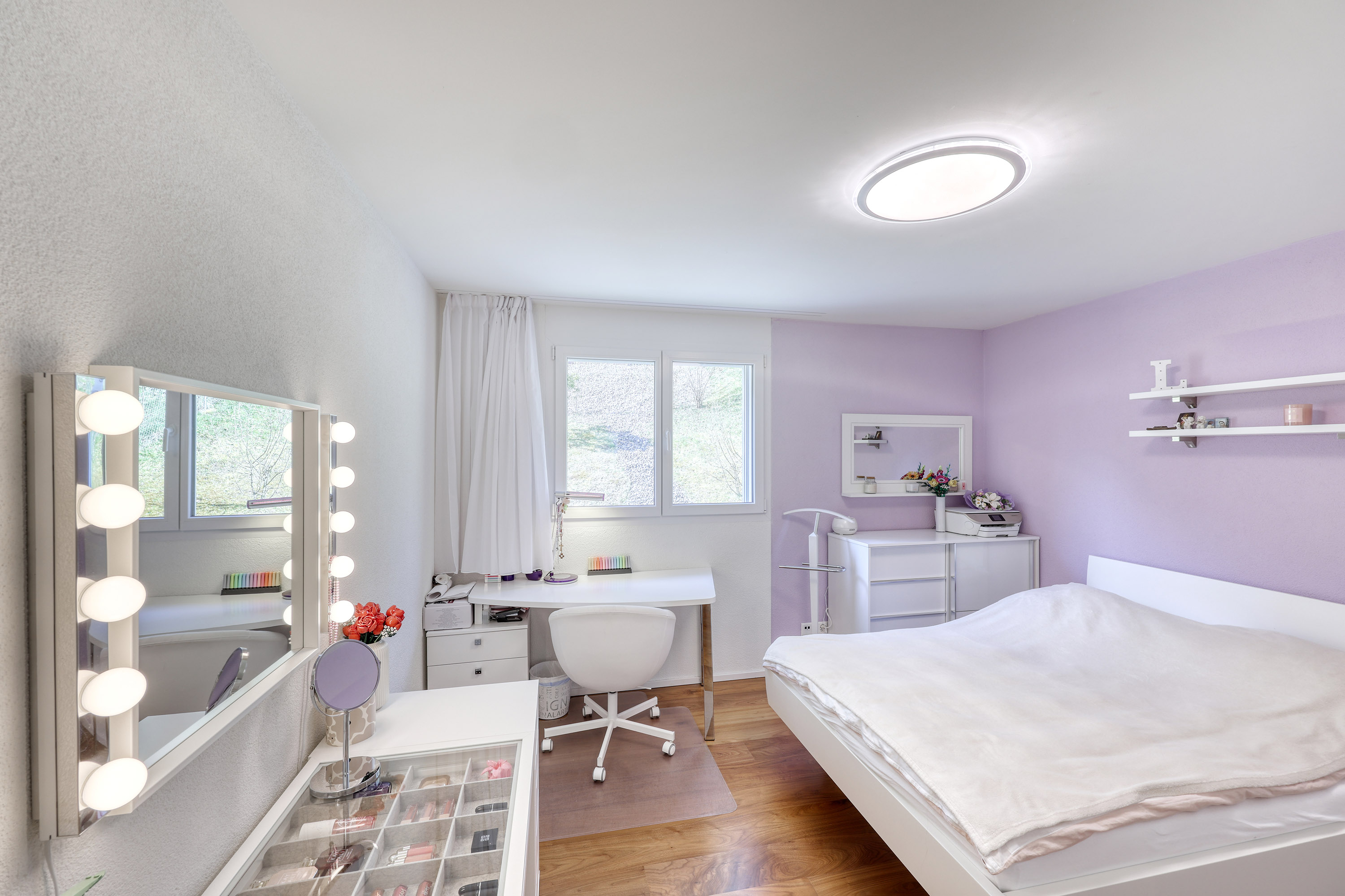 Helles Schlafzimmer mit Schminkbereich