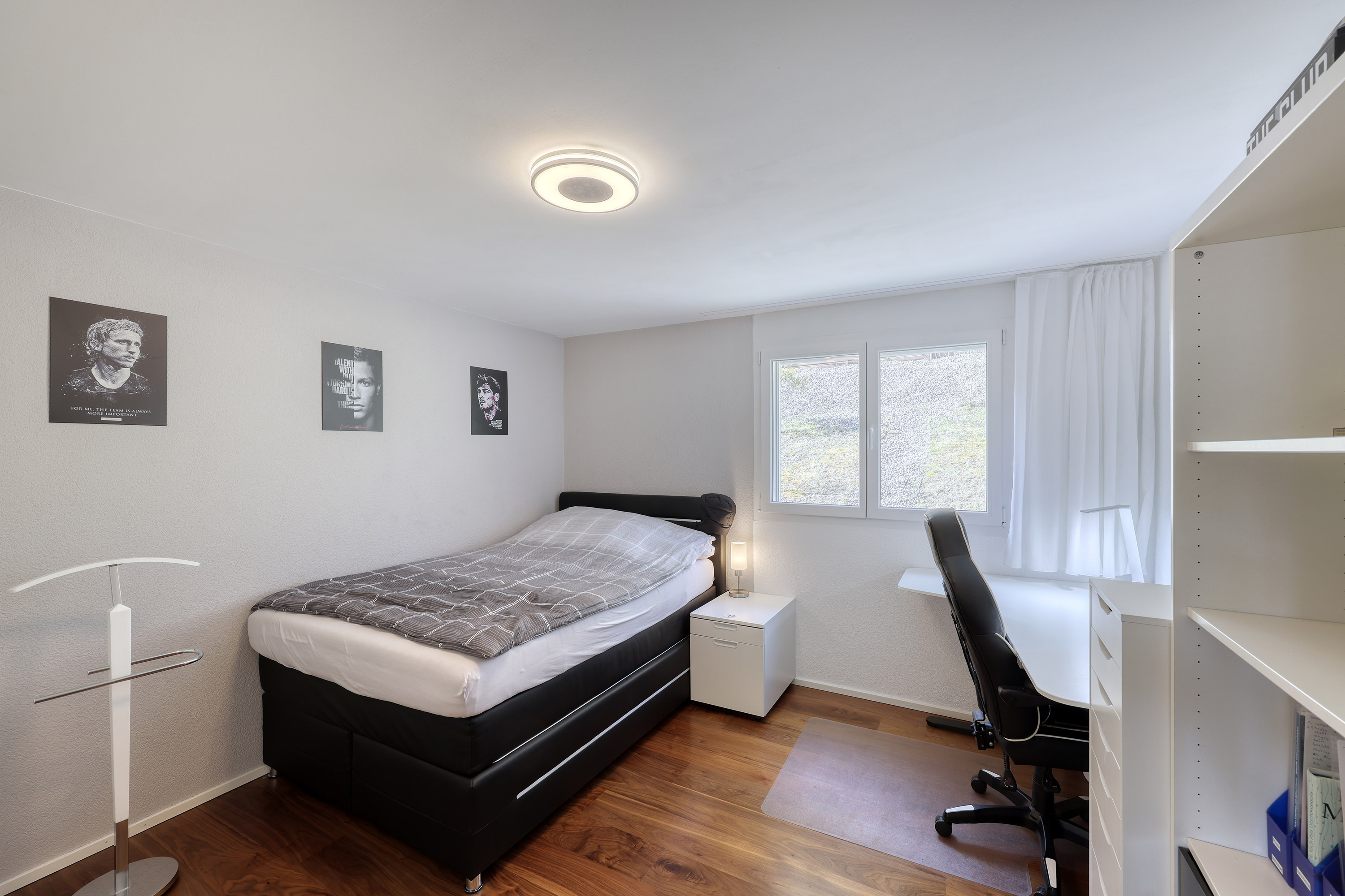 Helles Schlafzimmer mit Arbeitsplatz