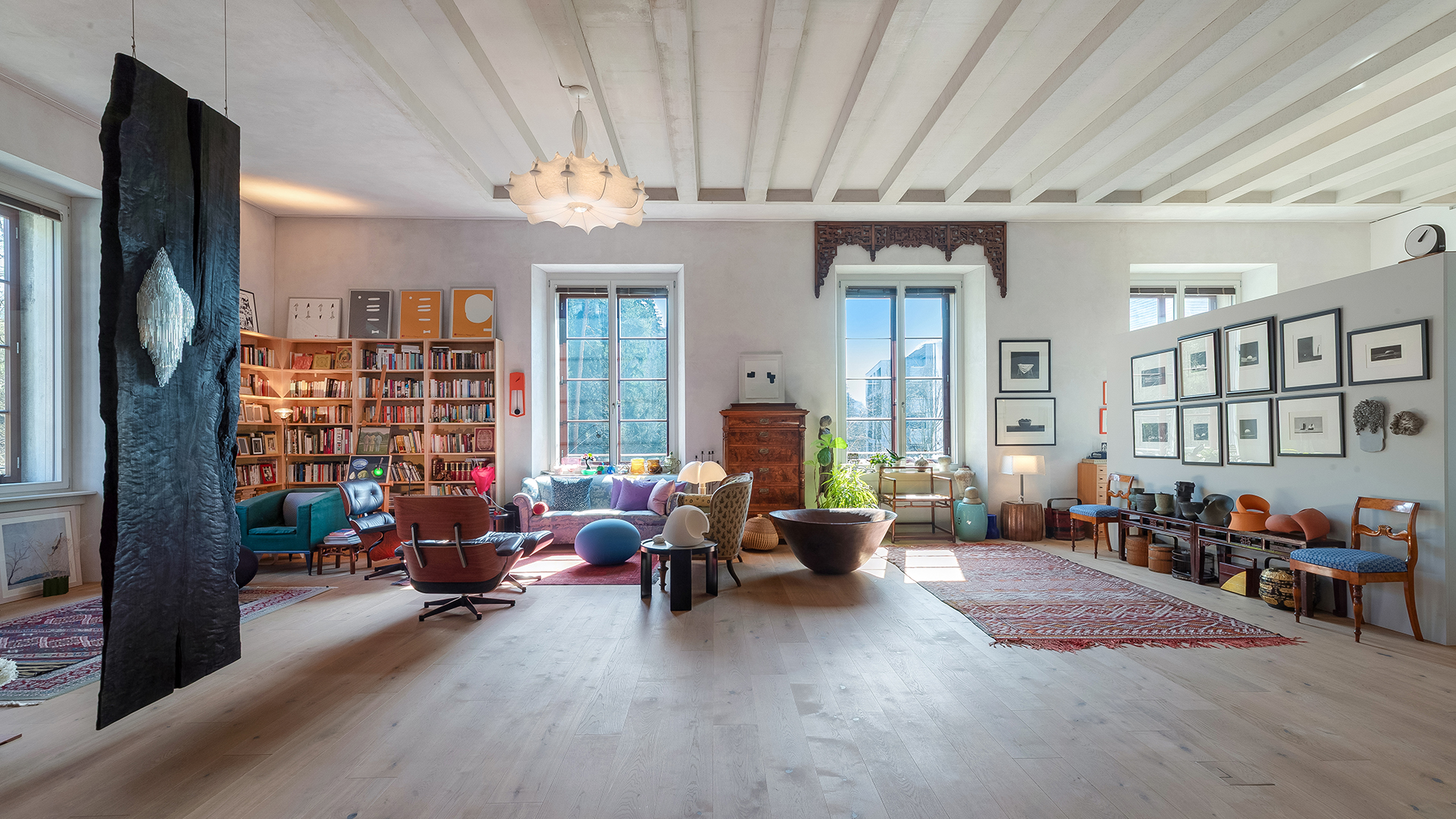 Großzügiges, helles Wohnzimmer mit ungewöhnlicher Kunst- und Designausstattung