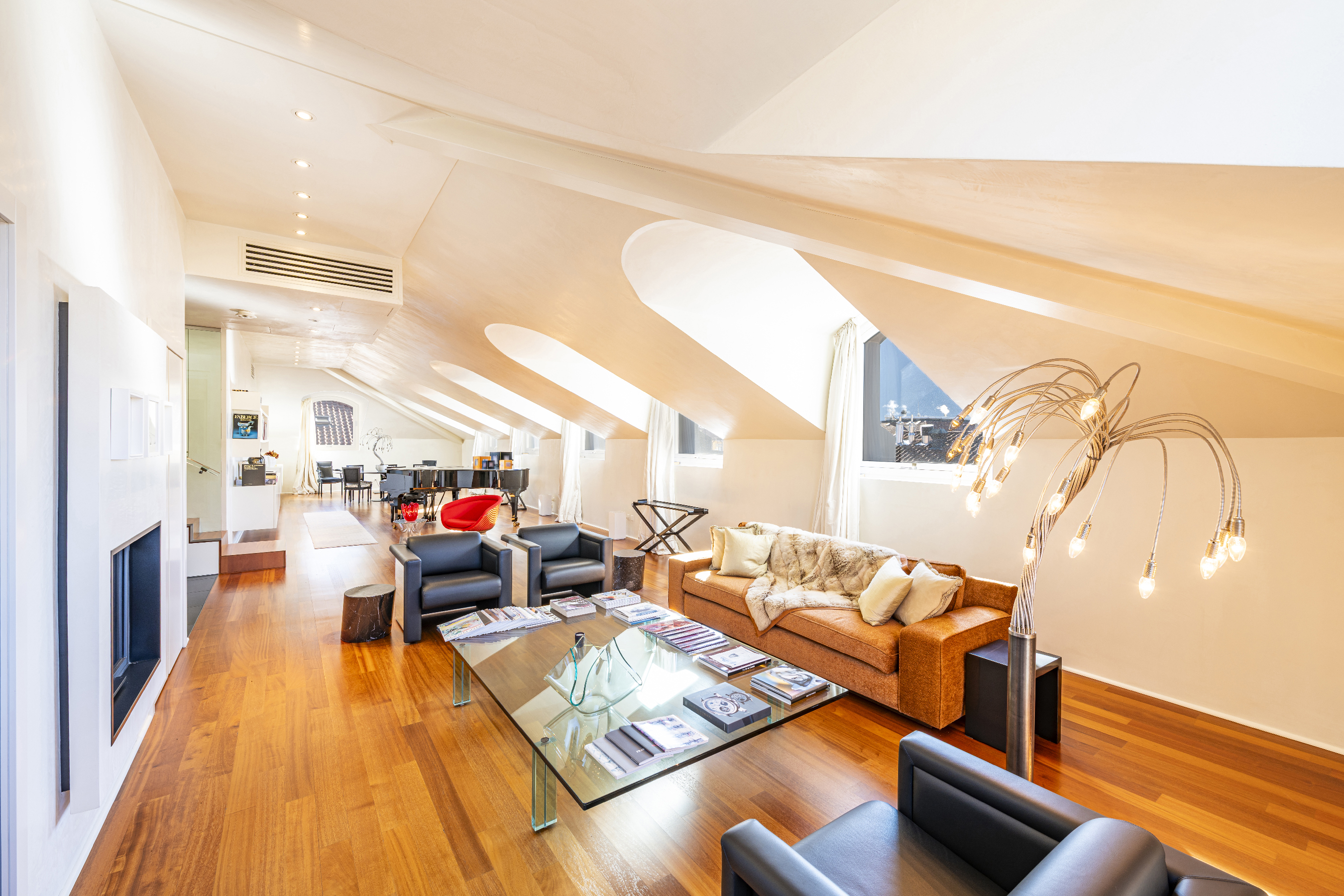 Helles Dachgeschoss-Wohnzimmer mit Designmöbeln