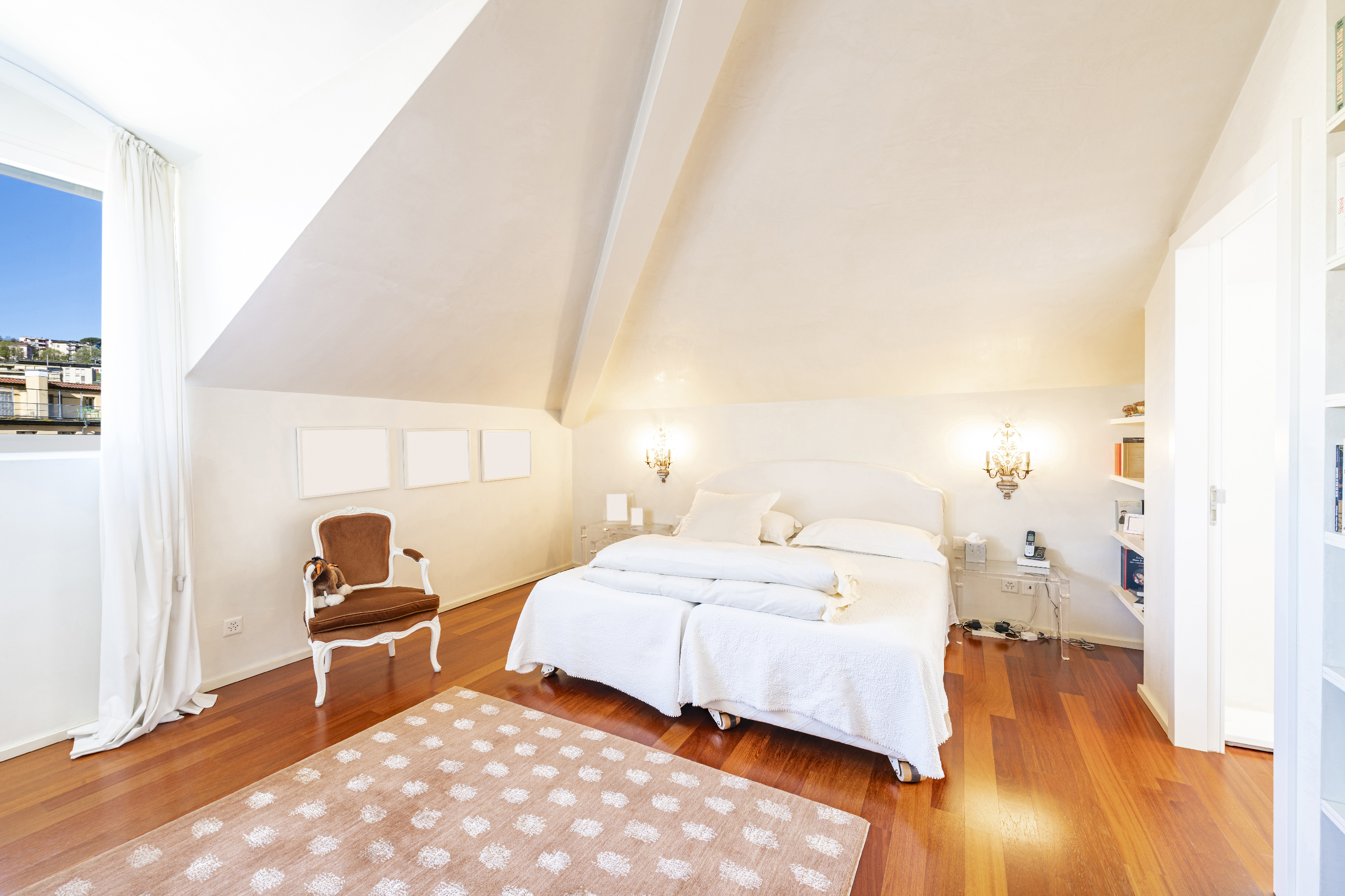 Helles Schlafzimmer mit Mansardendecke