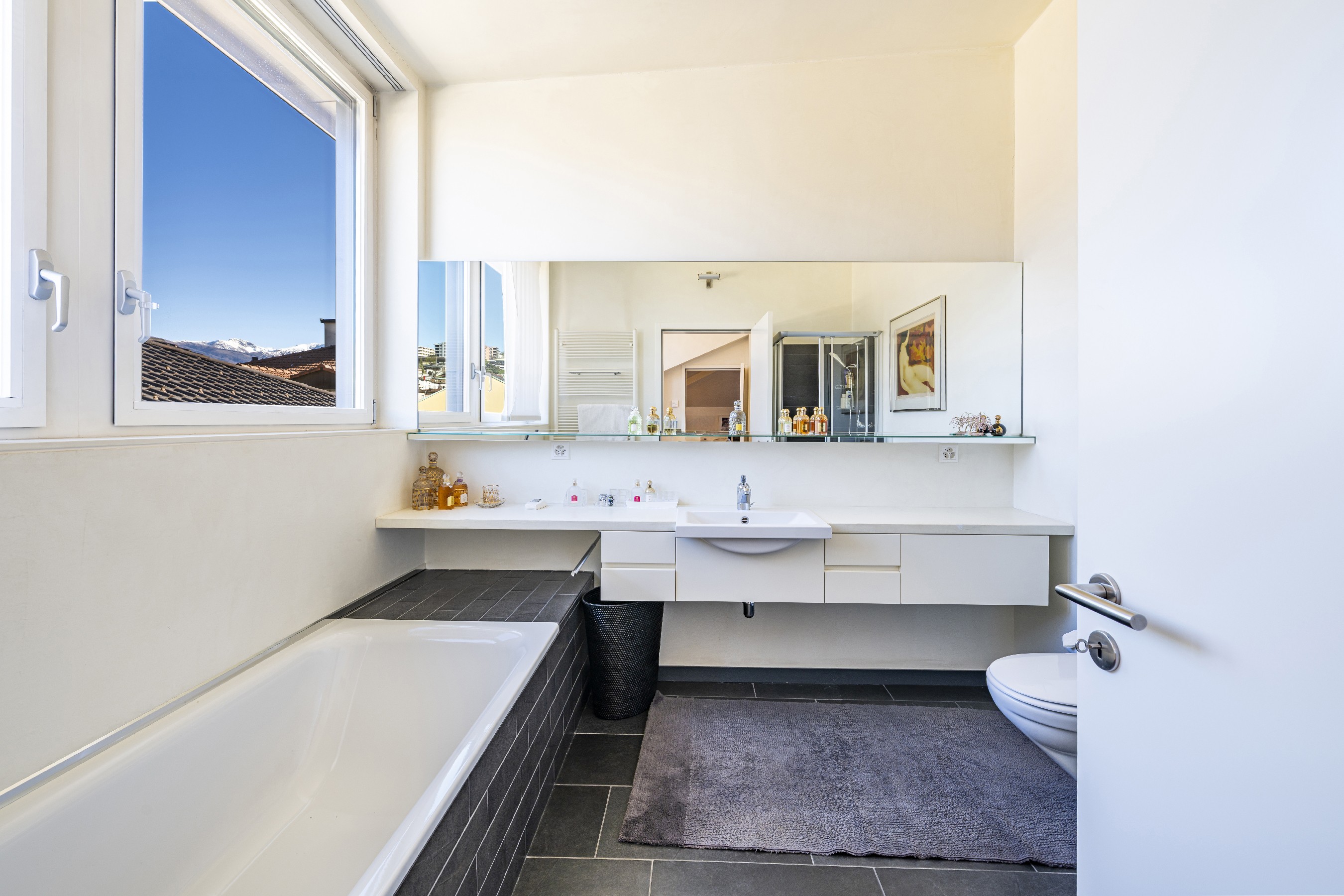 Helles Badezimmer mit Badewanne und Waschtisch