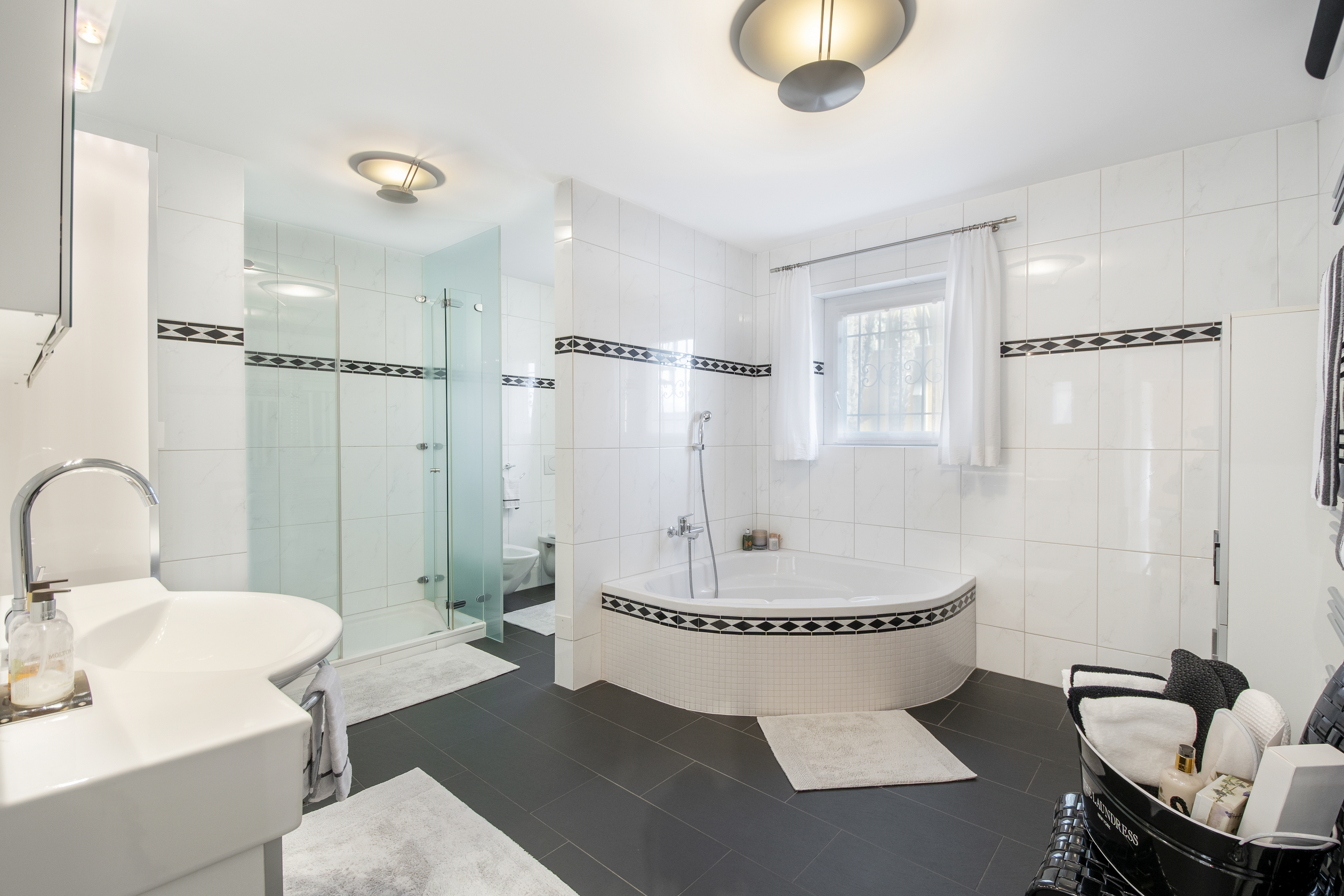 Helles, modernes Badezimmer mit Badewanne und Dusche