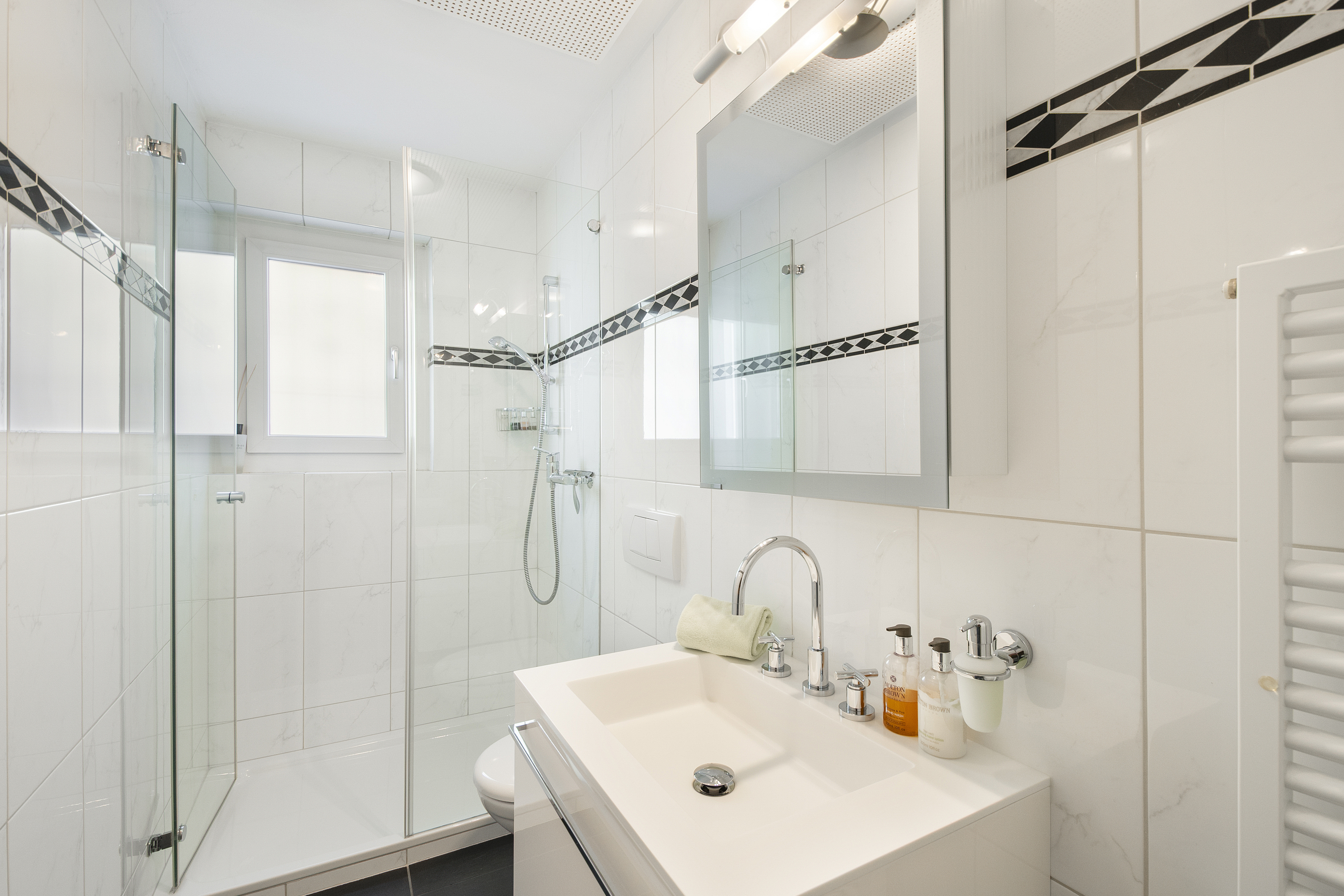Modernes Badezimmer mit Glasdusche und Waschtisch