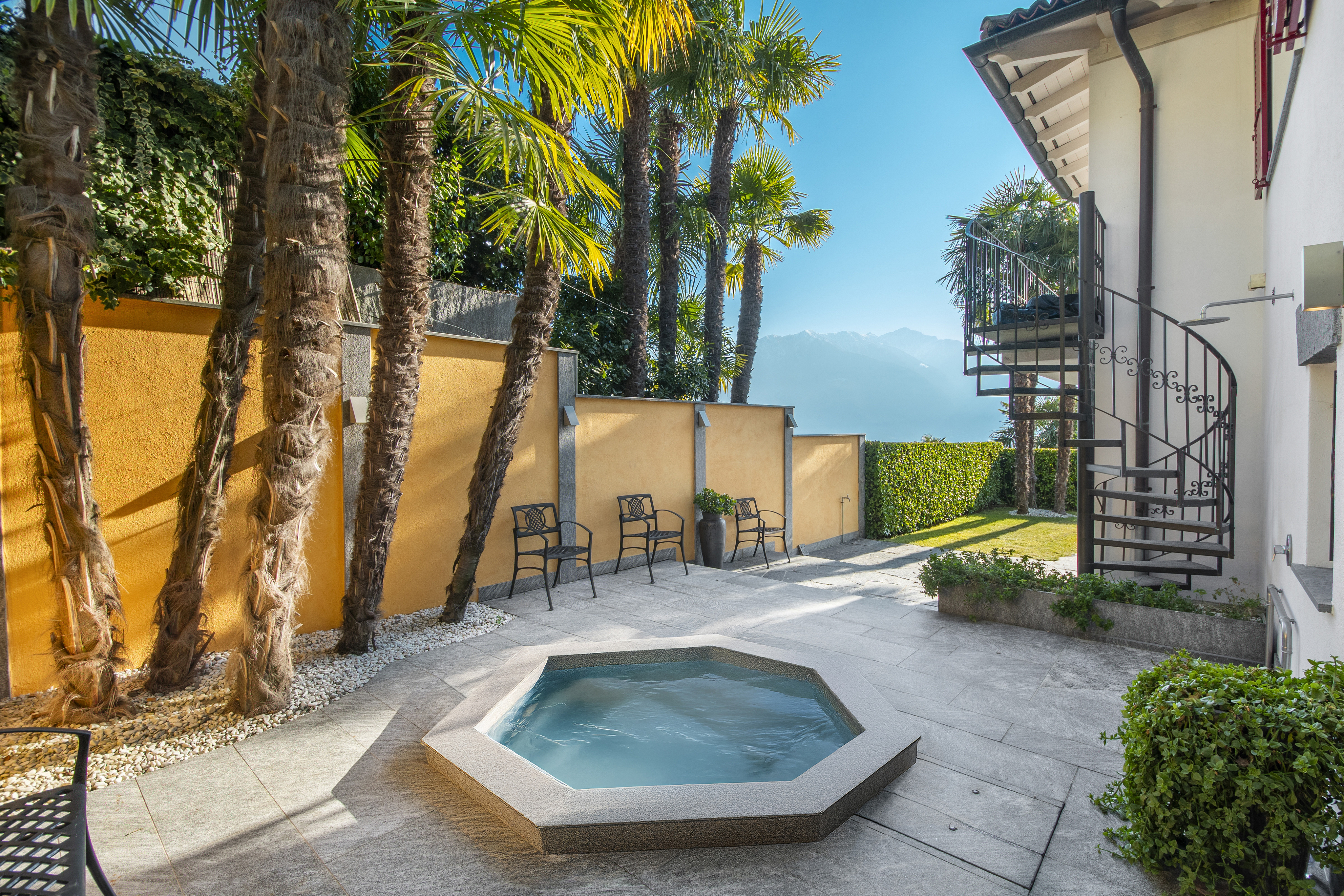 Patio mit Whirlpool und Bergblick