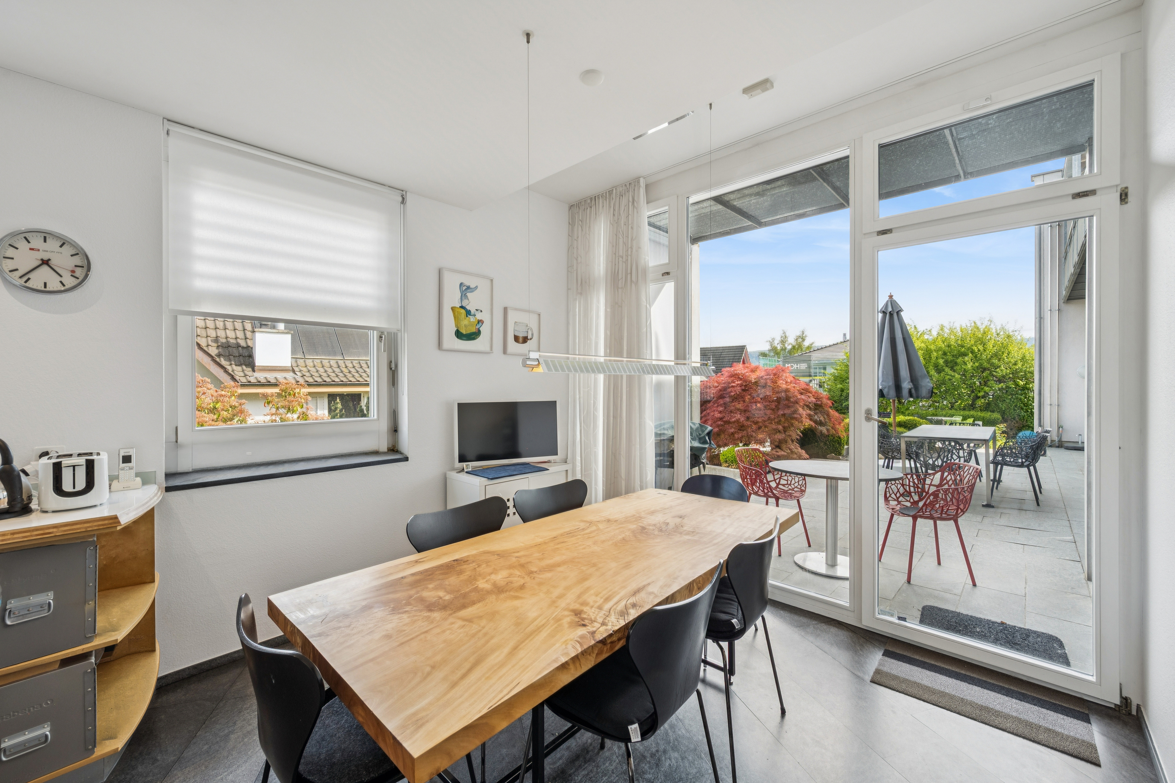 Heller Essbereich mit Zugang zur Terrasse