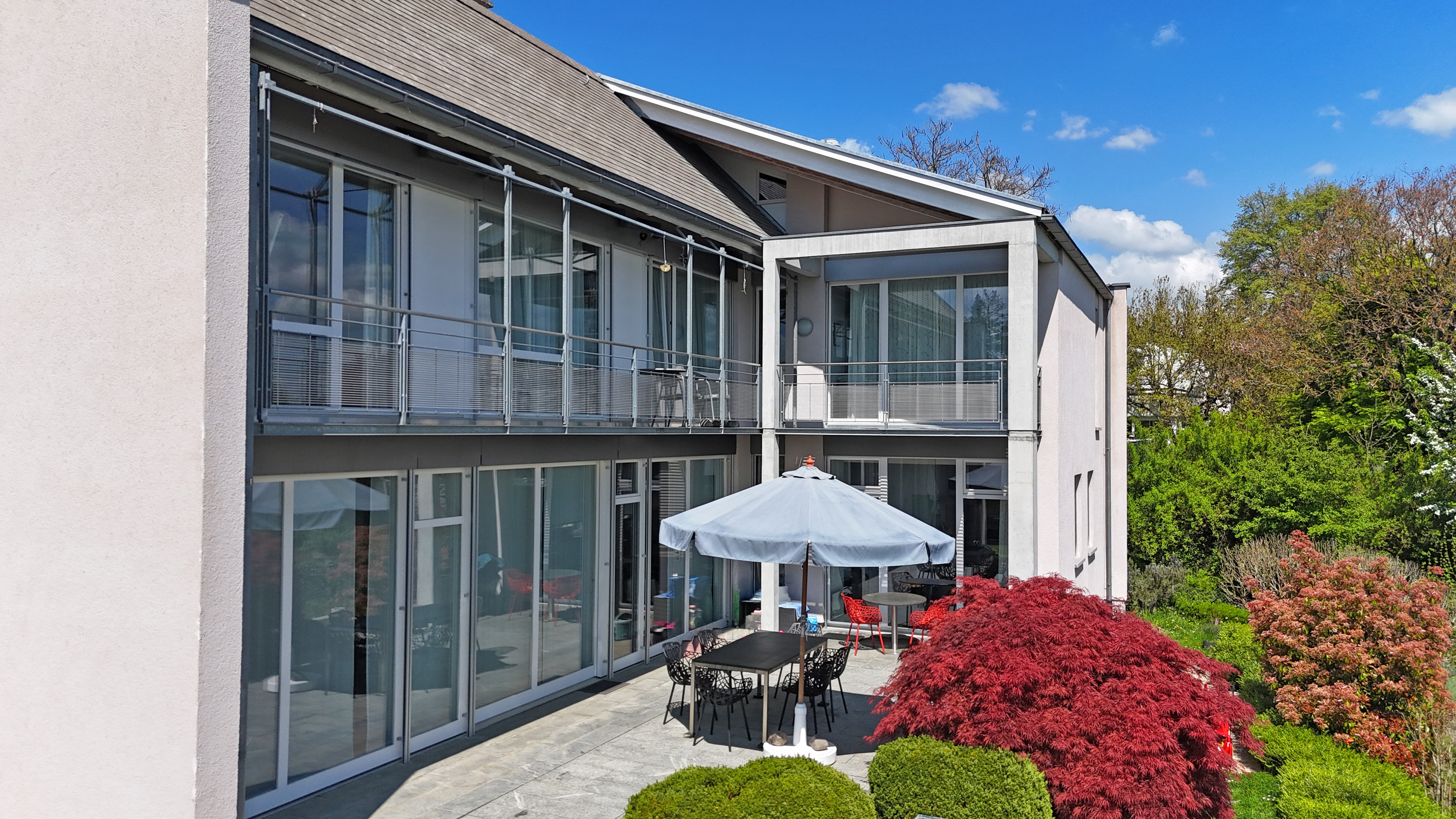 Modernes Wohnhaus mit Terrasse und Balkon