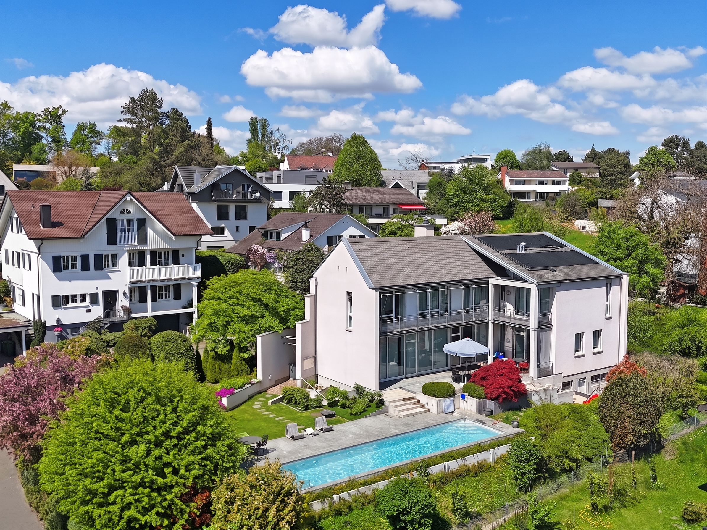 Luxusvilla mit Pool und Garten