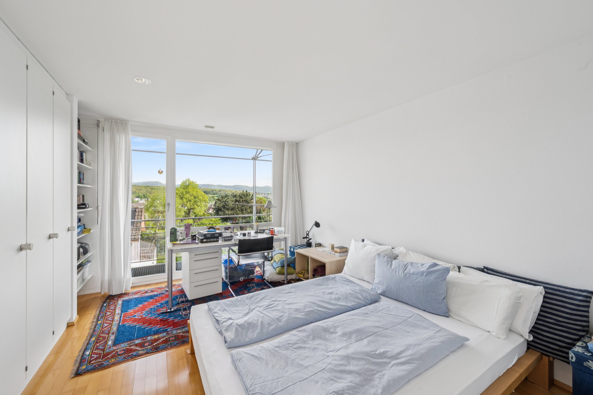 Helles Schlafzimmer mit Arbeitsplatz und Aussicht