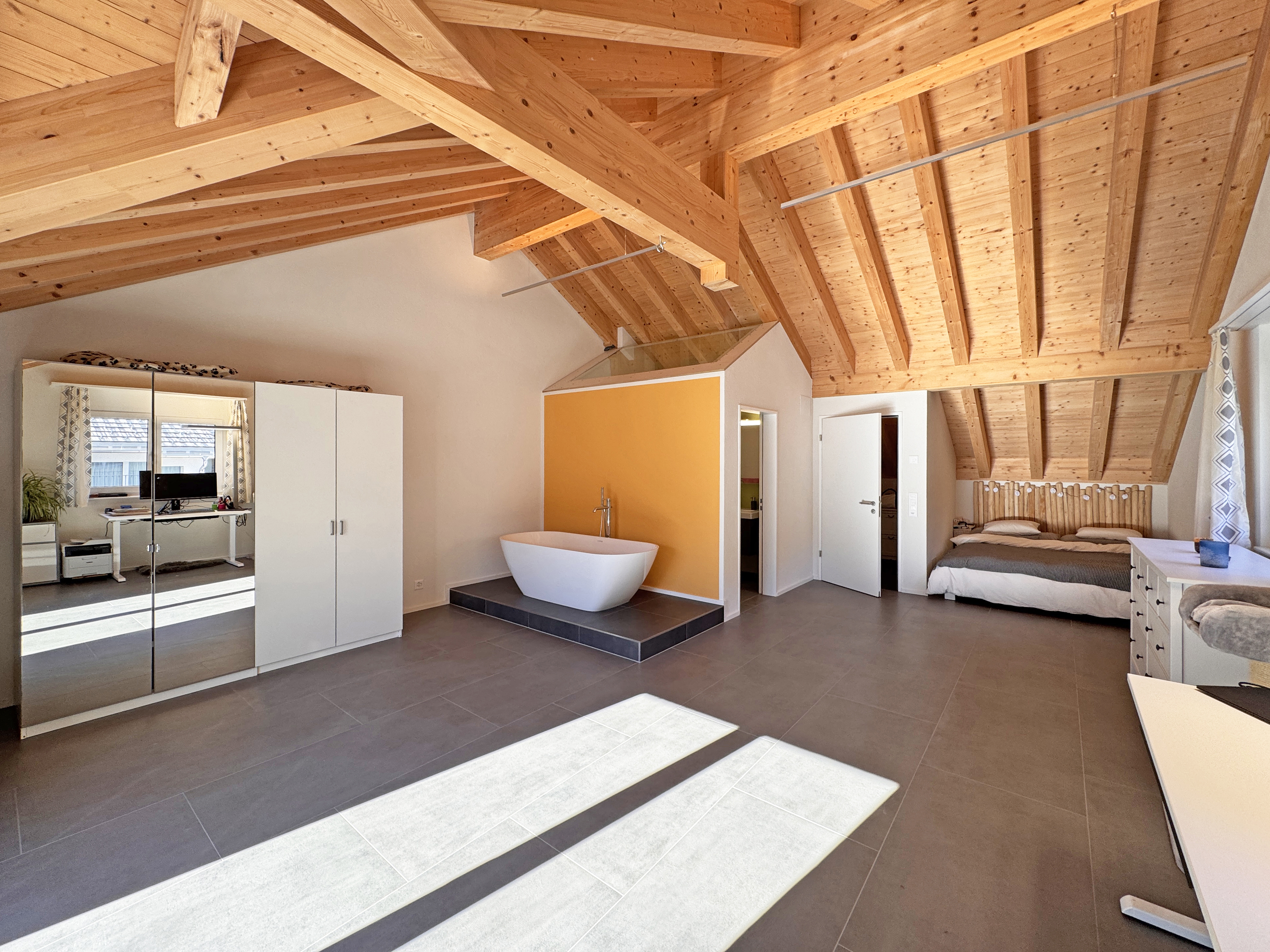 Dachgeschoss-Schlafzimmer mit Badewanne