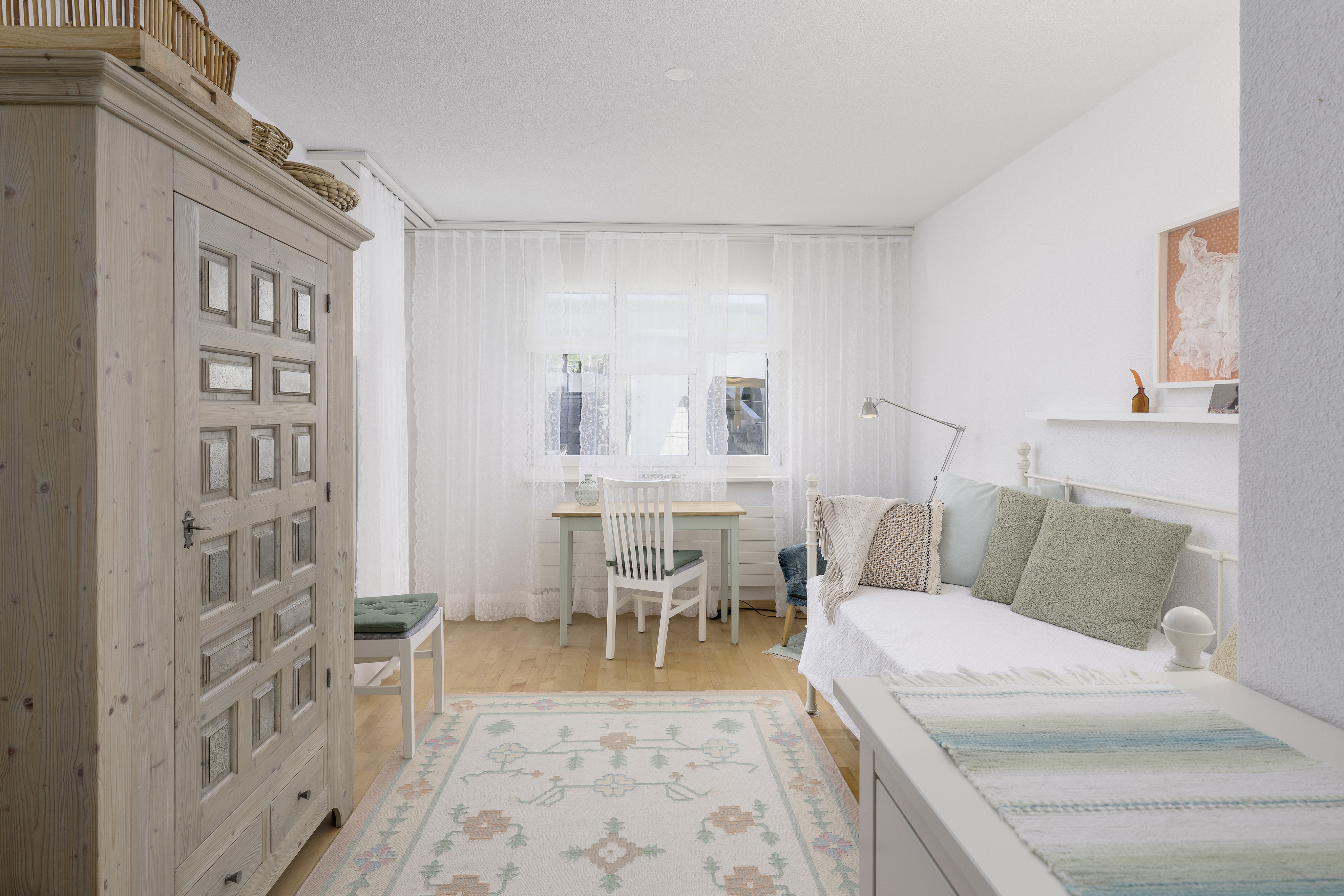 Helles Schlafzimmer mit skandinavisch-mediterranem Flair
