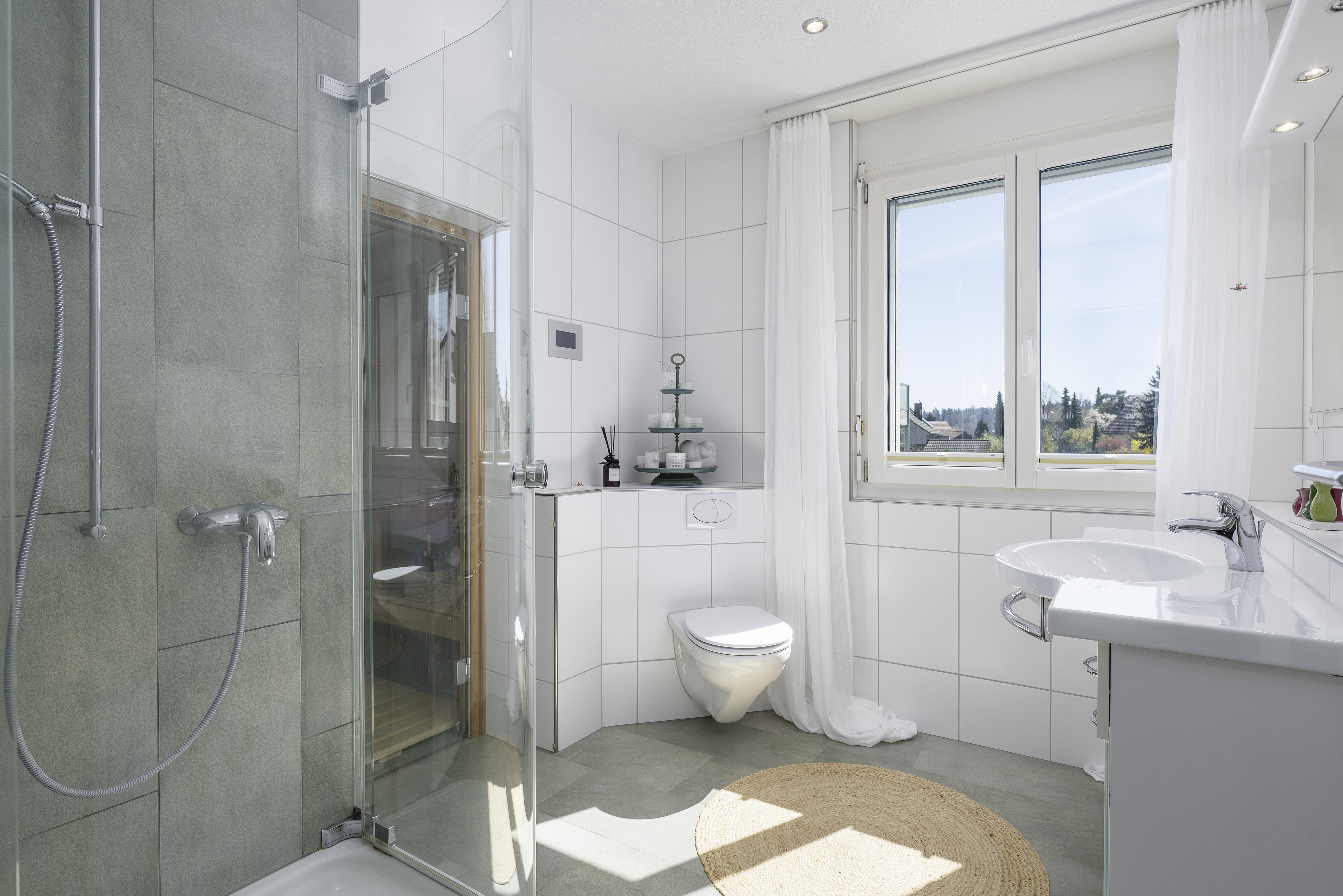 Modernes Badezimmer mit Dusche und Fenster