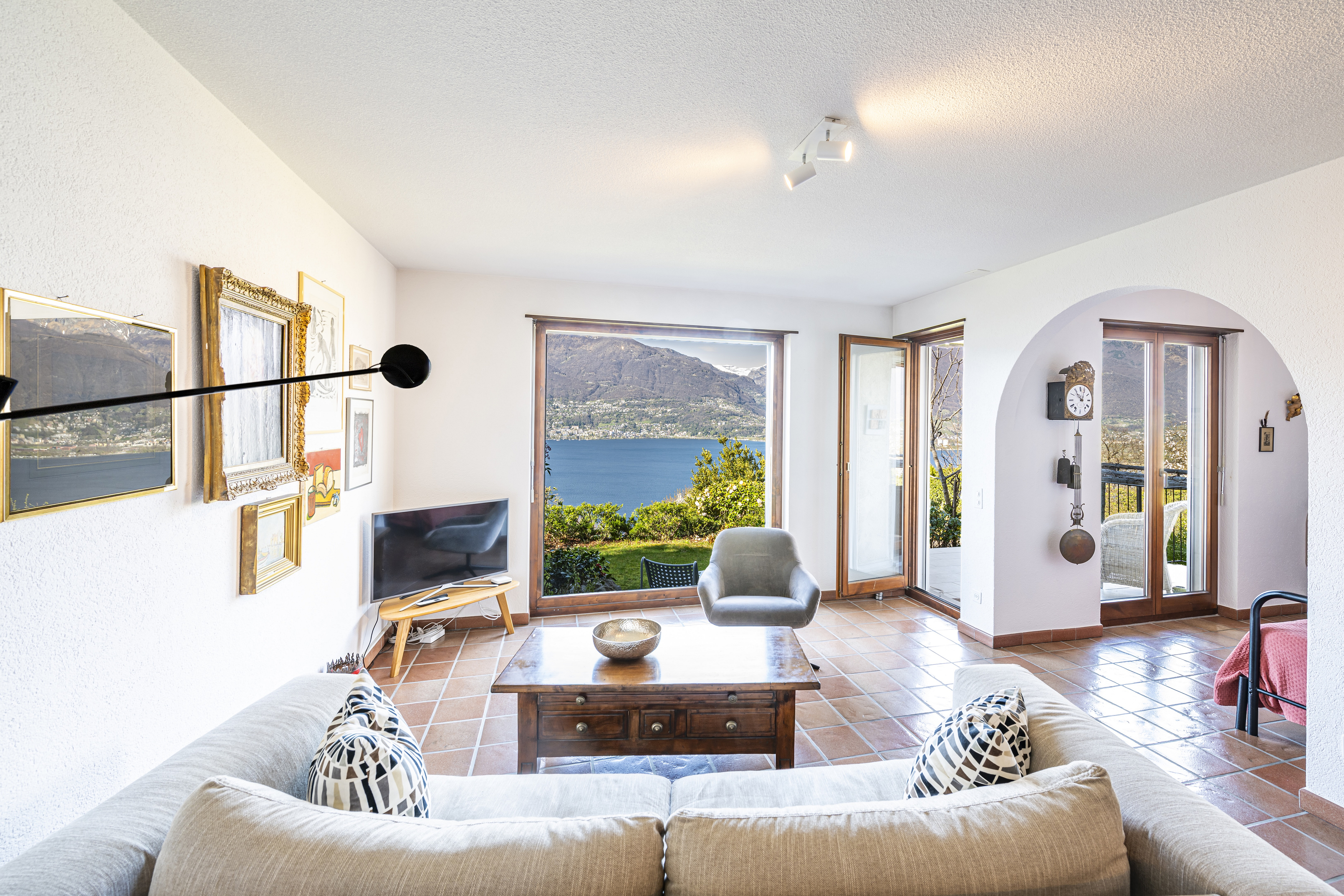 Helles Wohnzimmer mit Seeblick