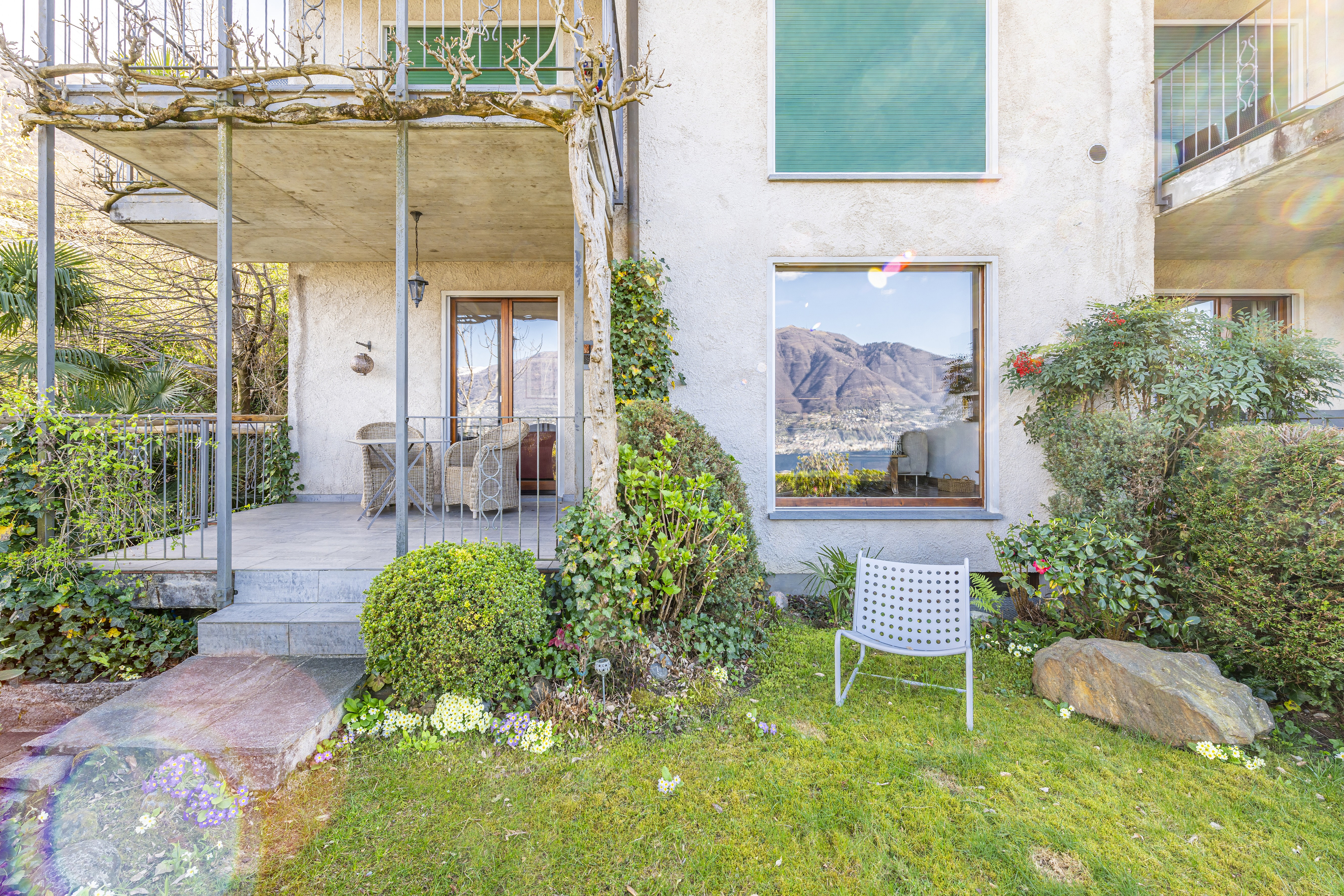 Balkon und Gartenansicht eines Wohnhauses