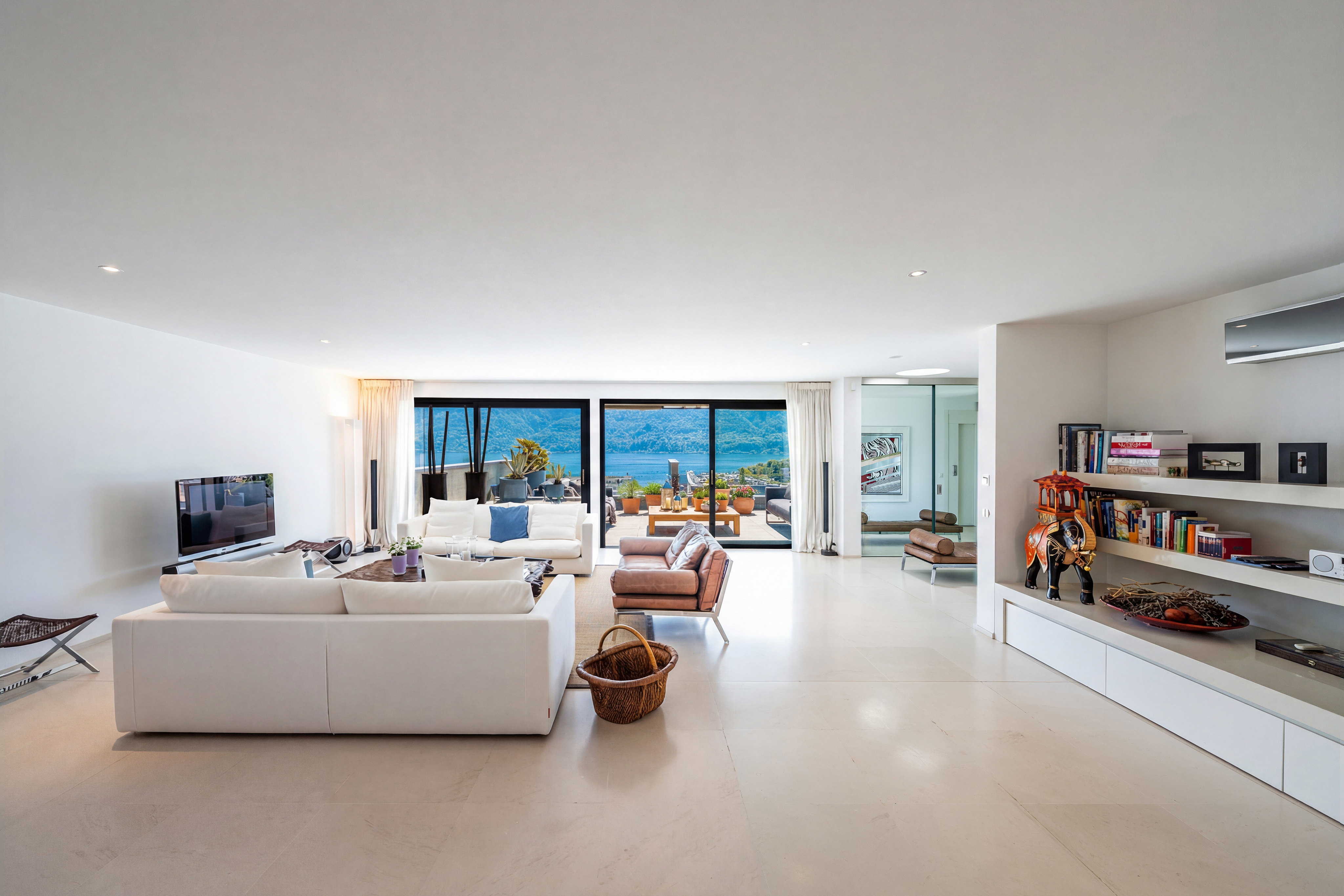 Helles Wohnzimmer mit Meerblick