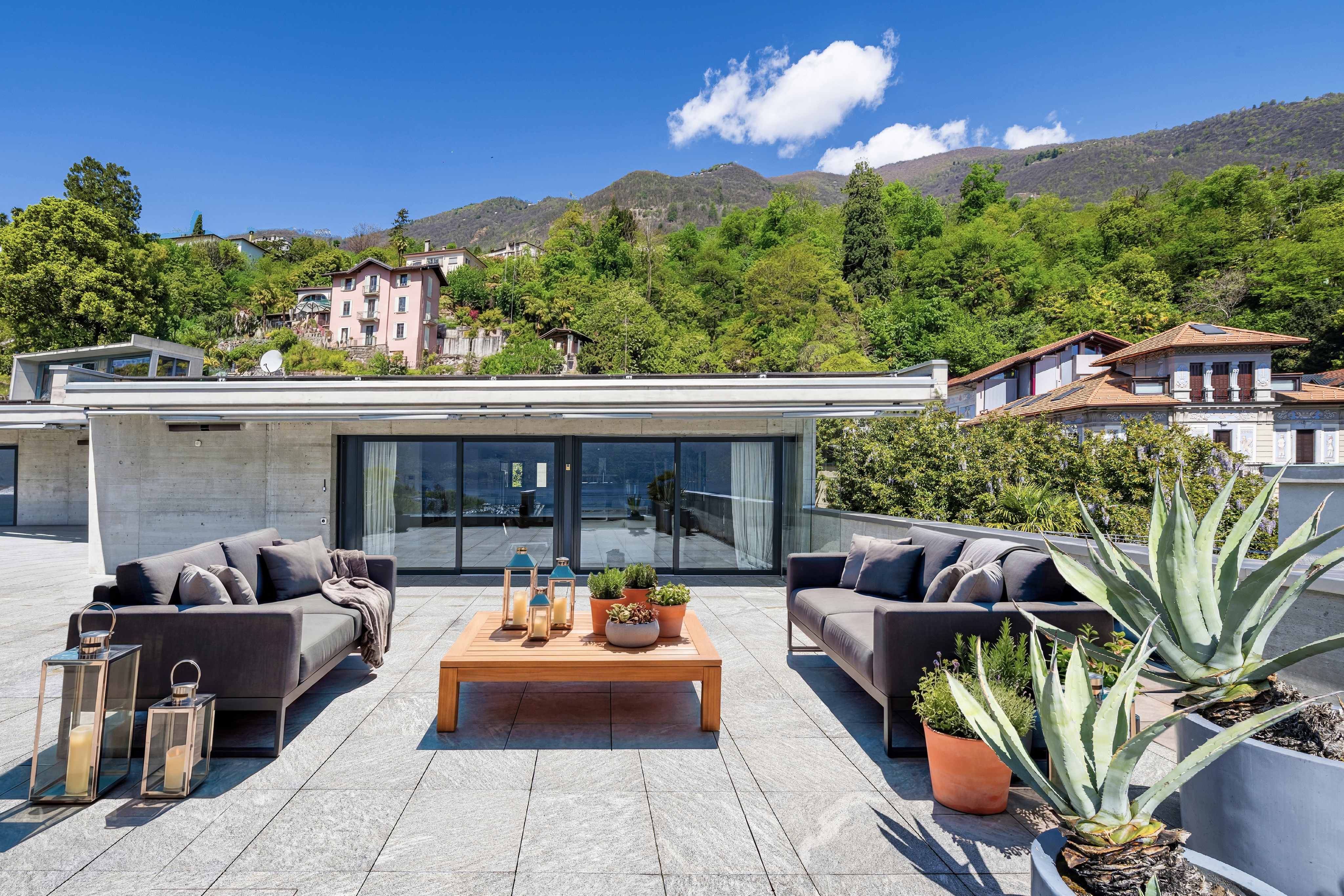 Moderne Dachterrasse mit Bergblick