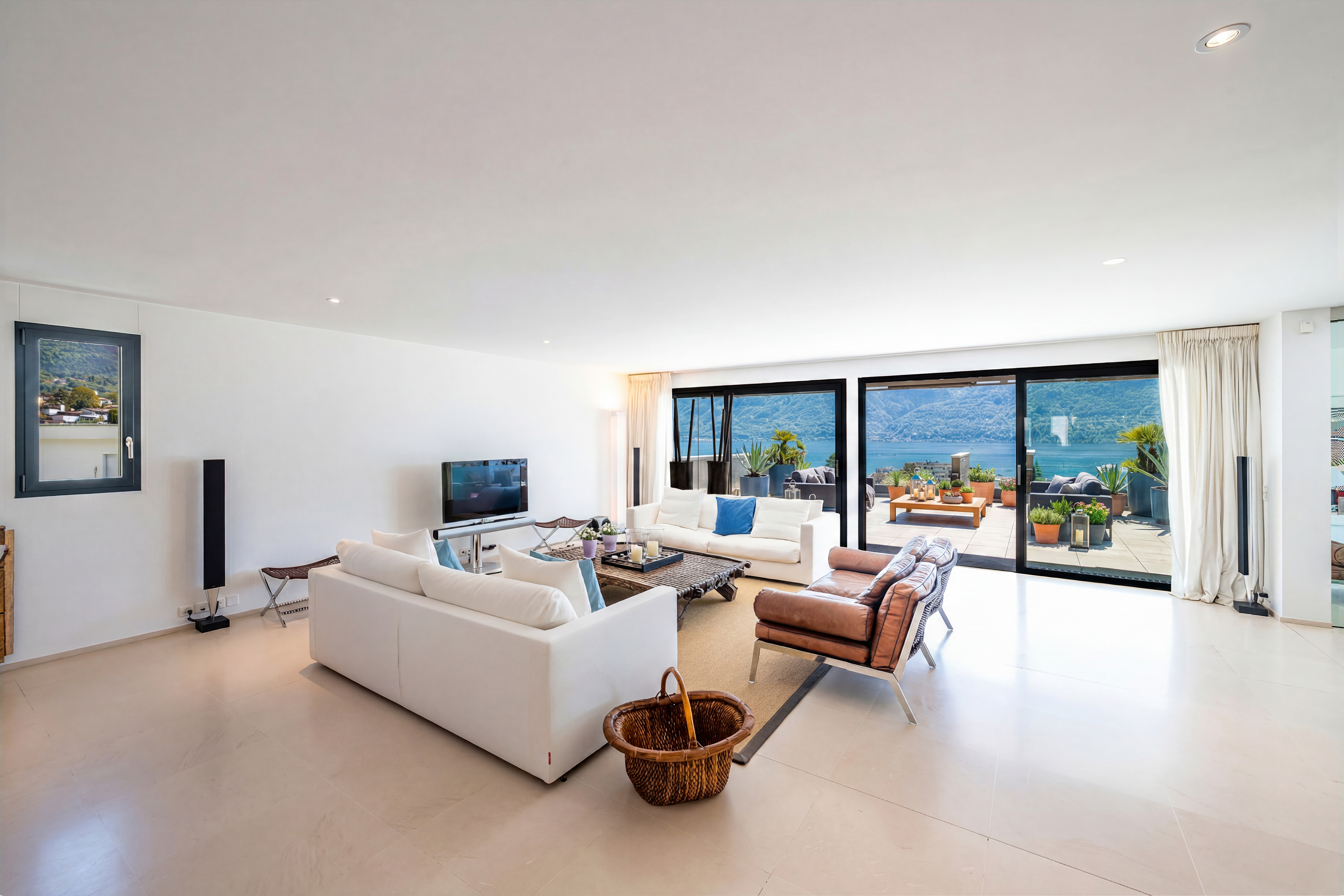 Großzügiges Wohnzimmer mit Meerblick