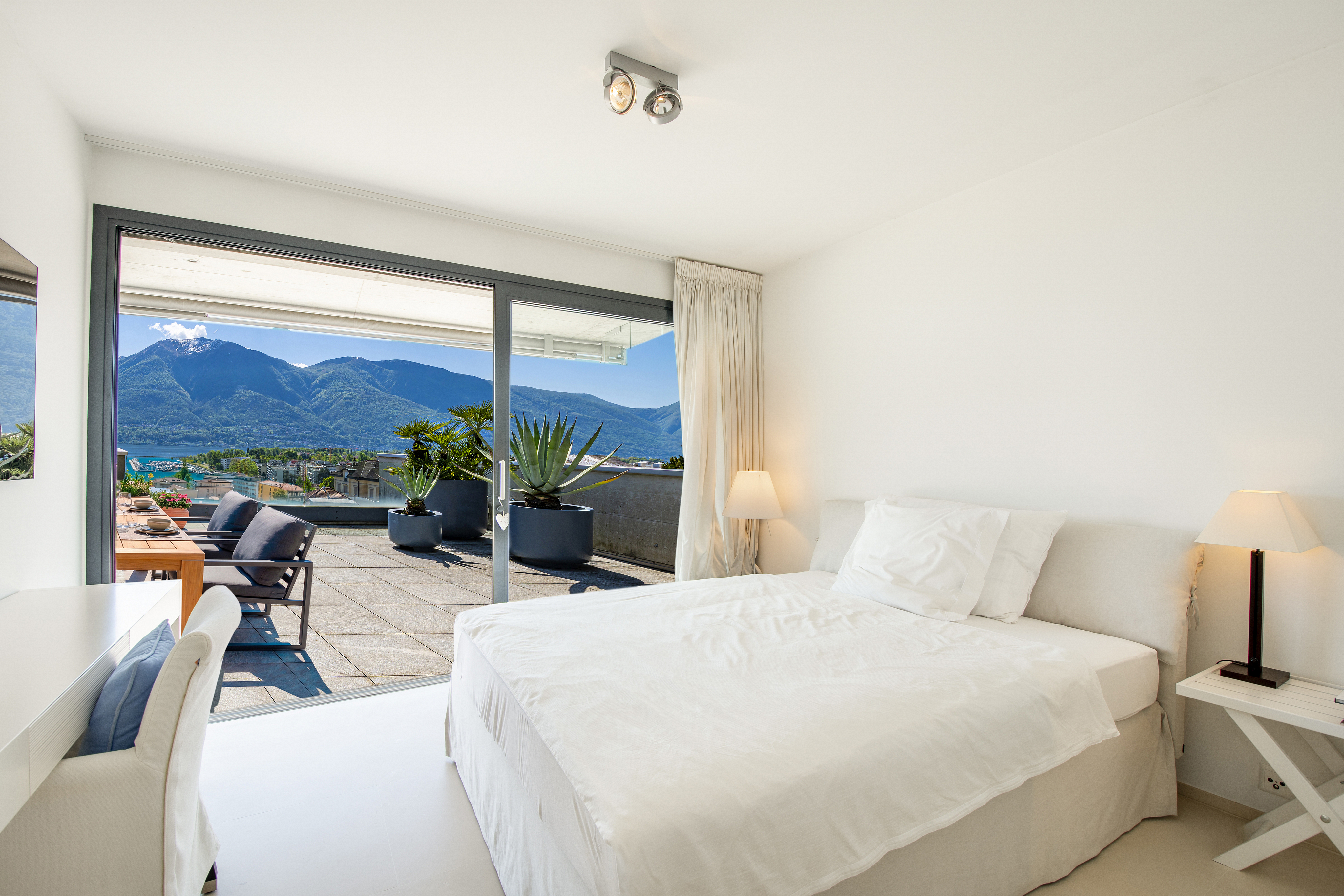 Helles Schlafzimmer mit Seeblick und Terrasse