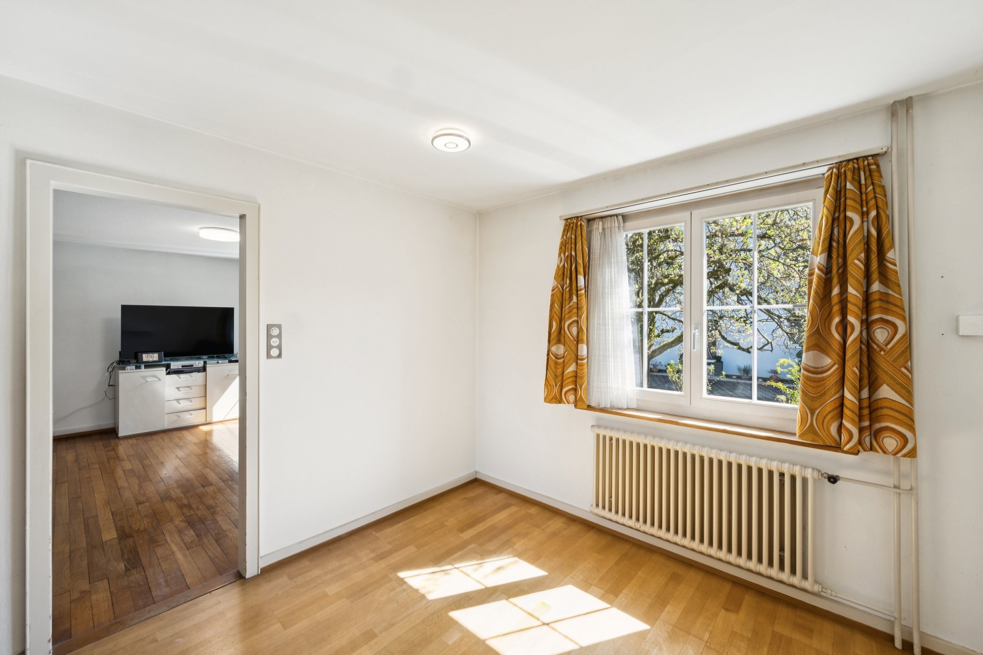 Helles, leeres Zimmer mit Blick ins Nebenzimmer