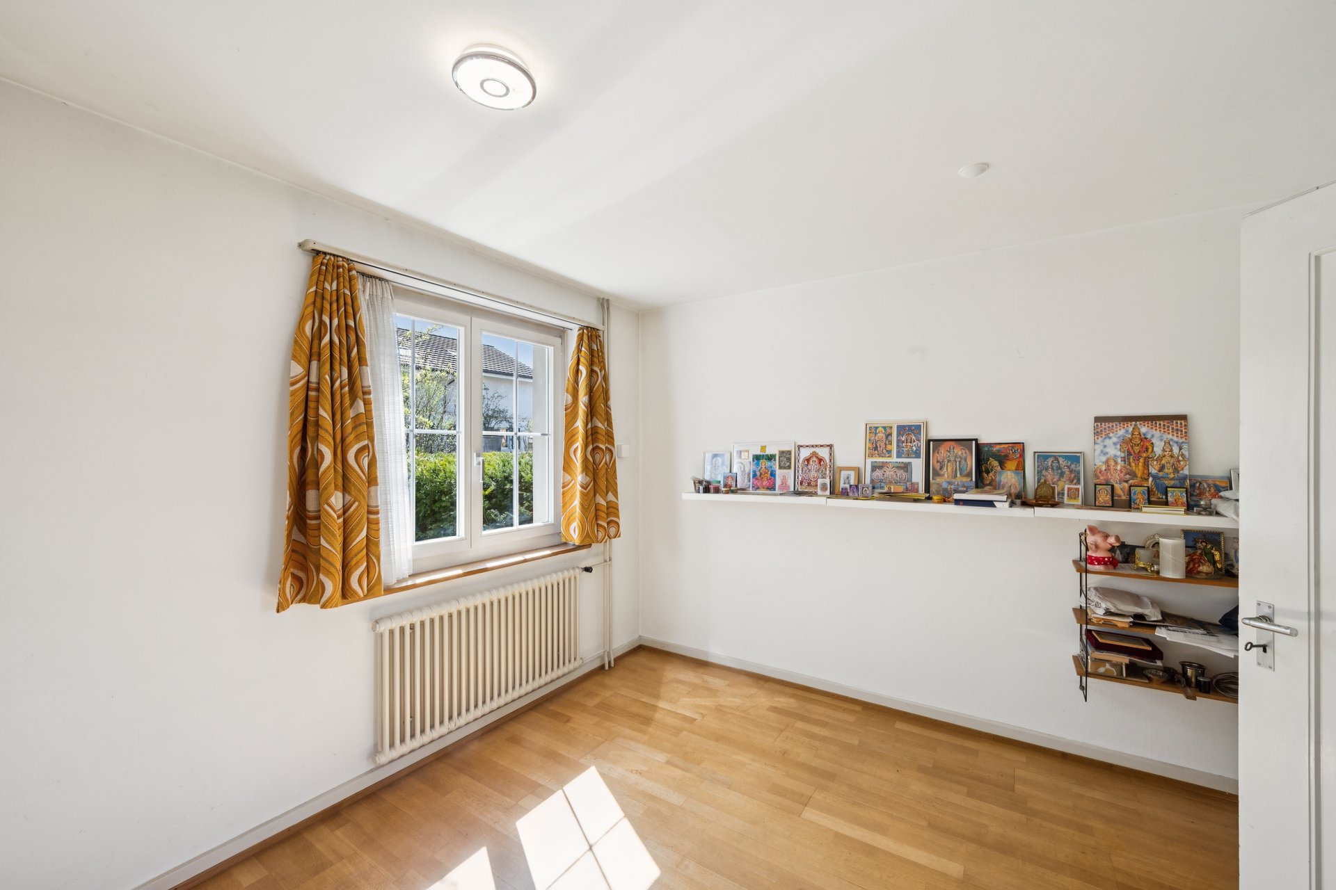 Heller leerer Raum mit Fenster und Wandregalen