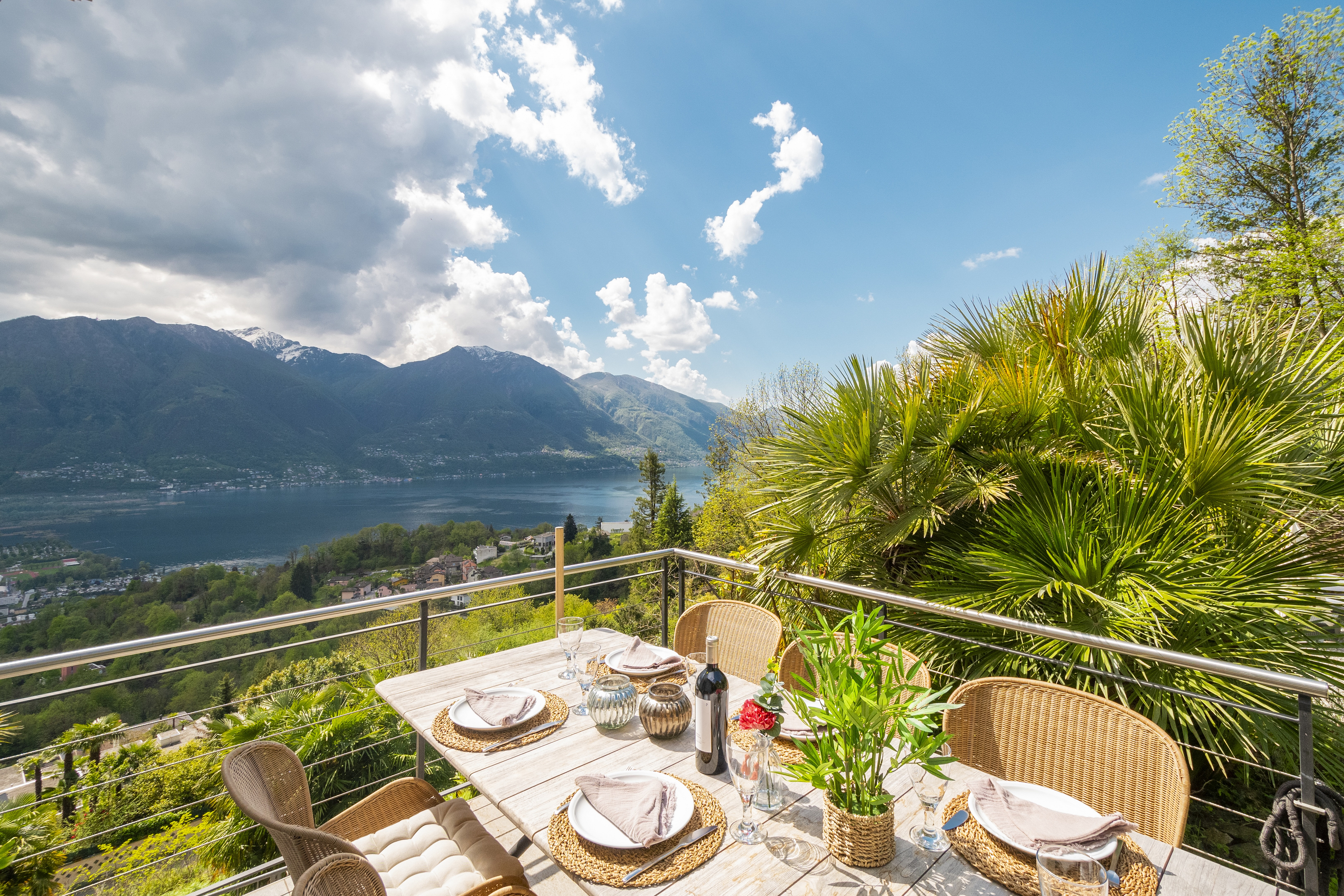 Terrasse mit Seeblick und Bergpanorama