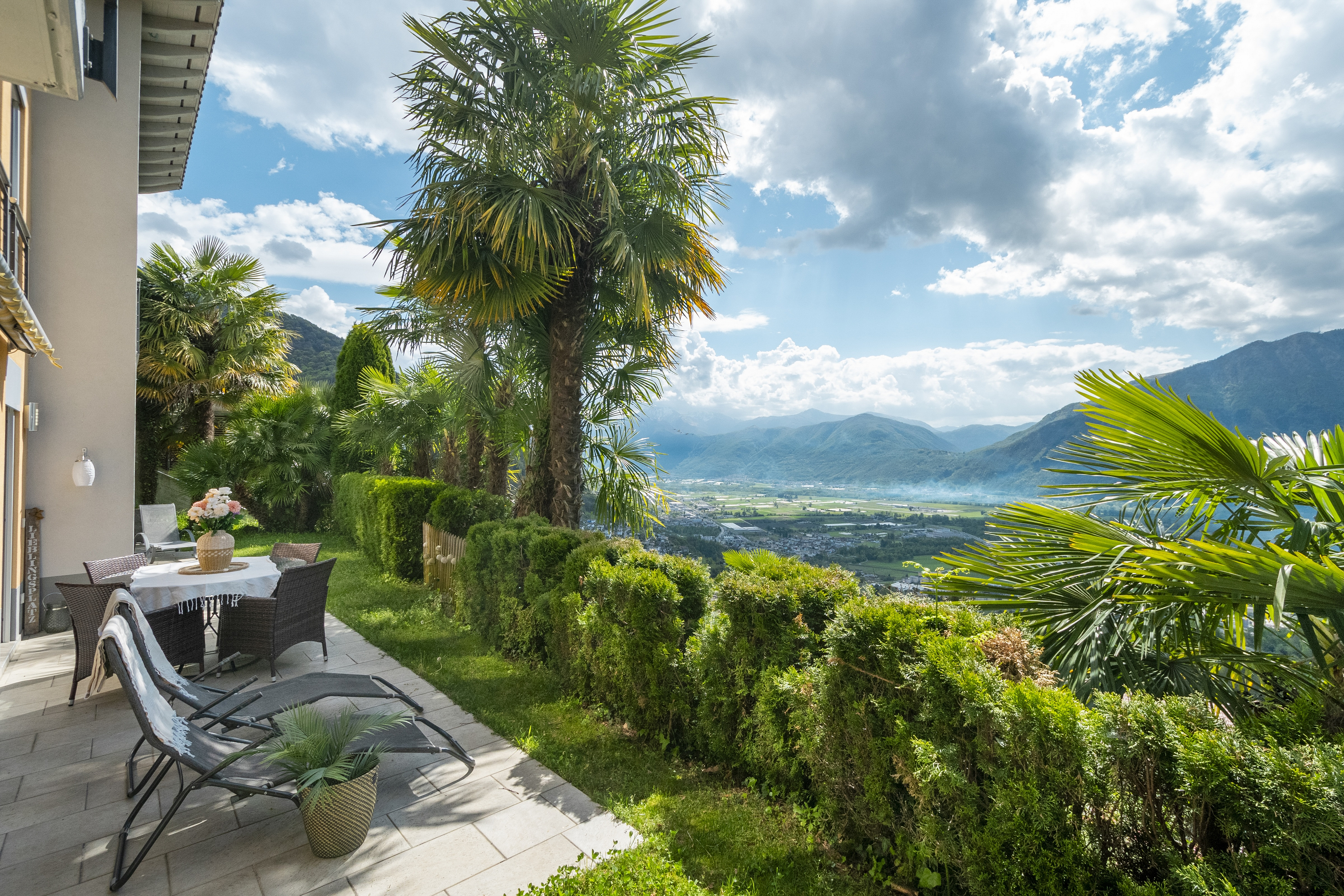 Terrasse mit Bergpanorama