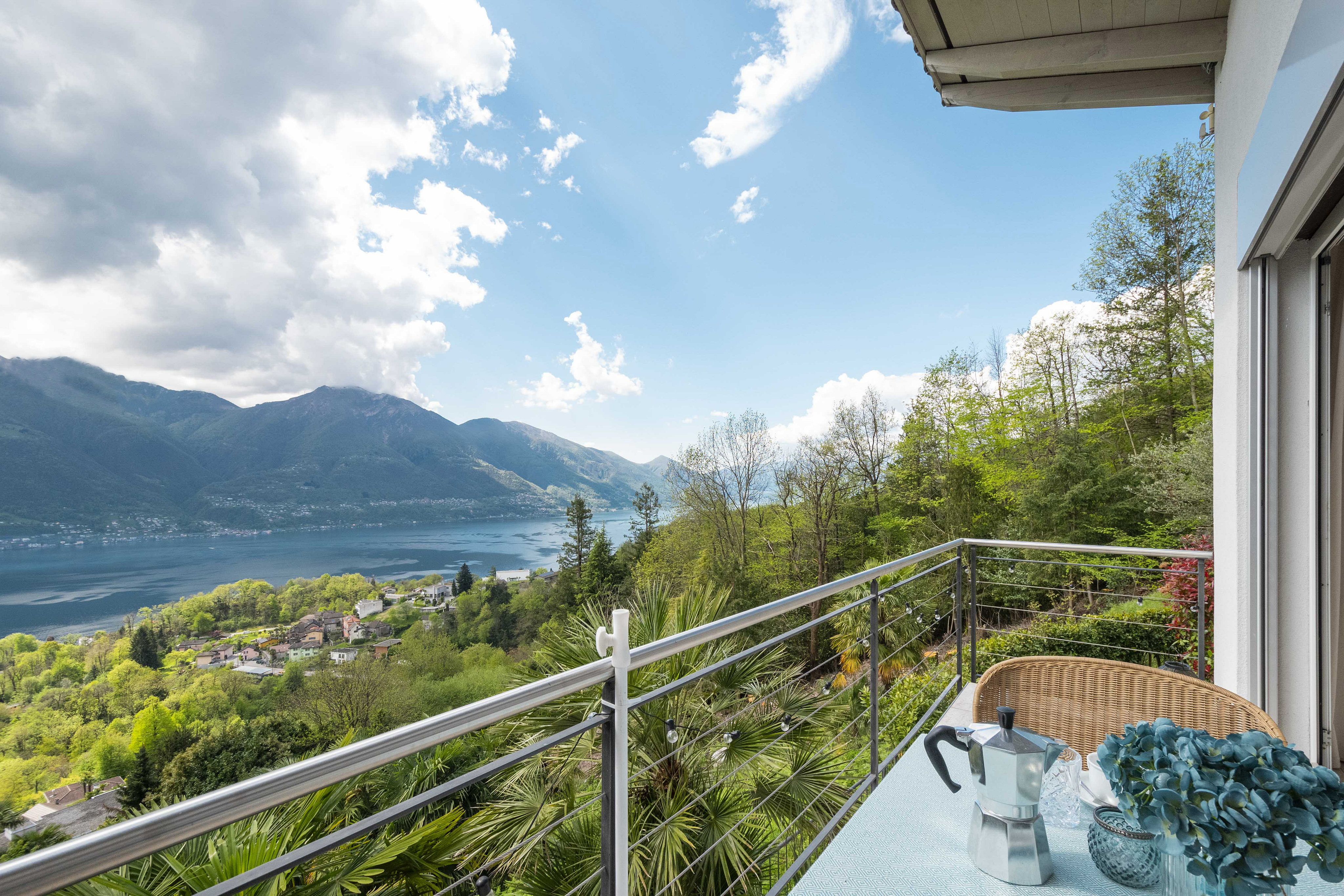 Balkon mit Panoramablick auf See und Berge