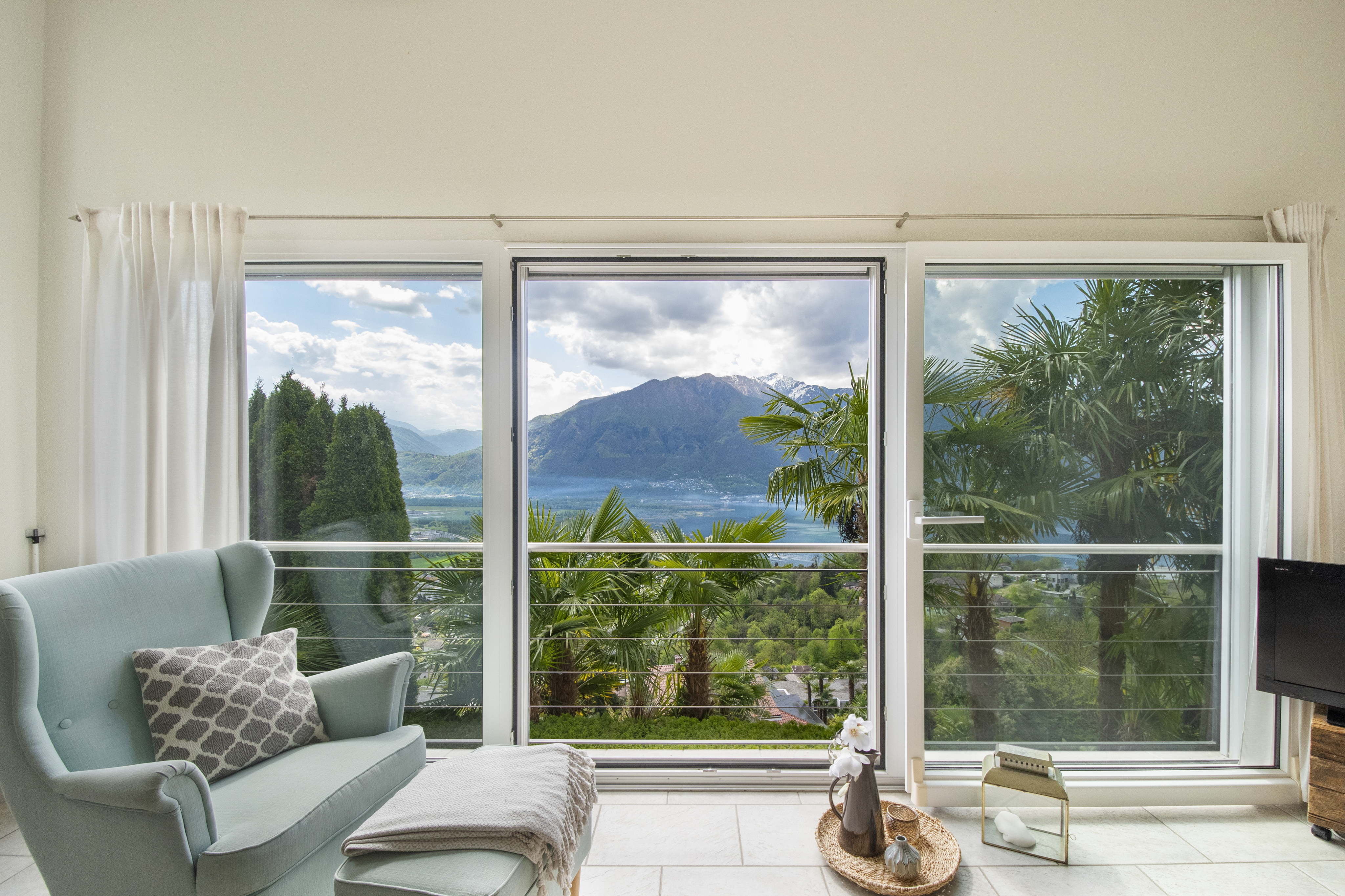 Wohnraum mit Panoramablick auf Berge und See