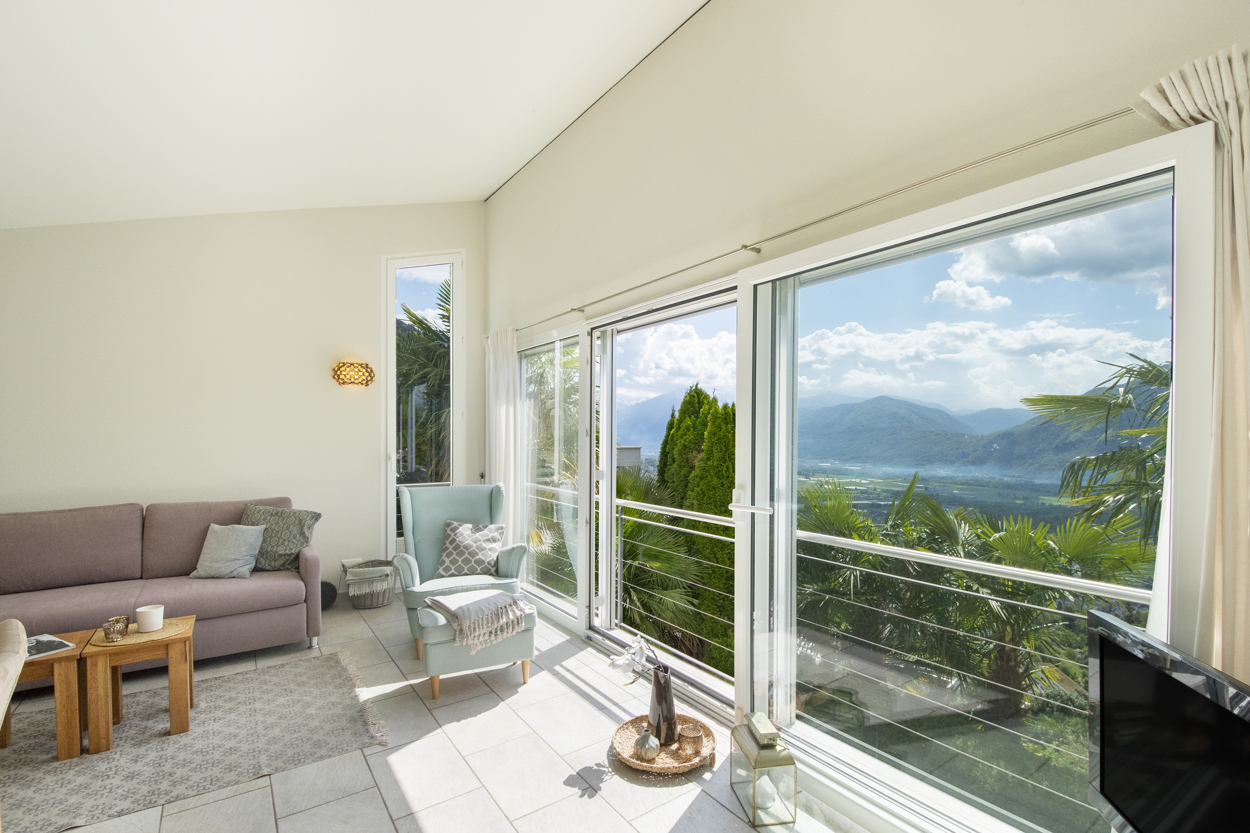 Helles Wohnzimmer mit Panoramablick