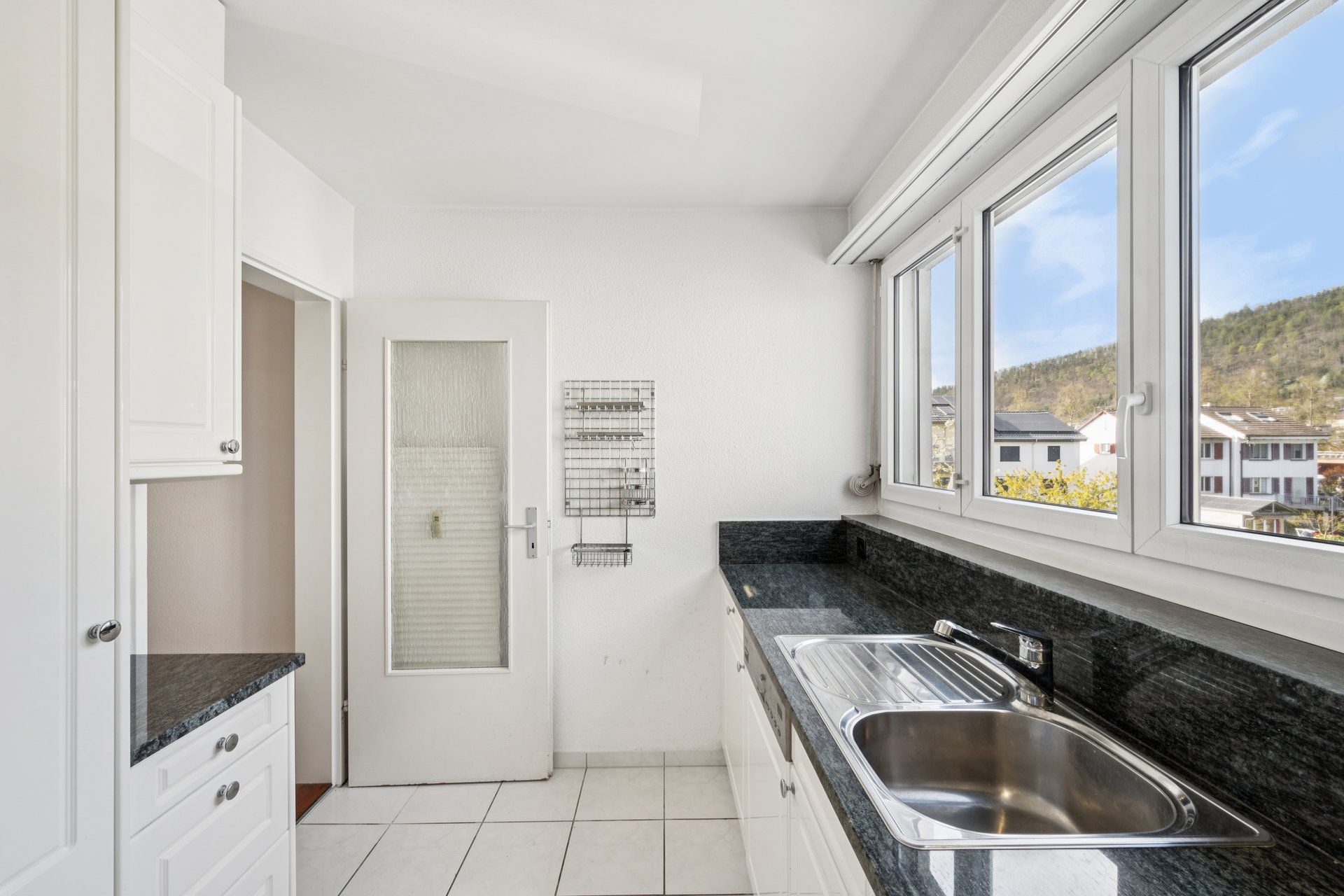 Helle kleine Küchenzeile mit Fensterblick