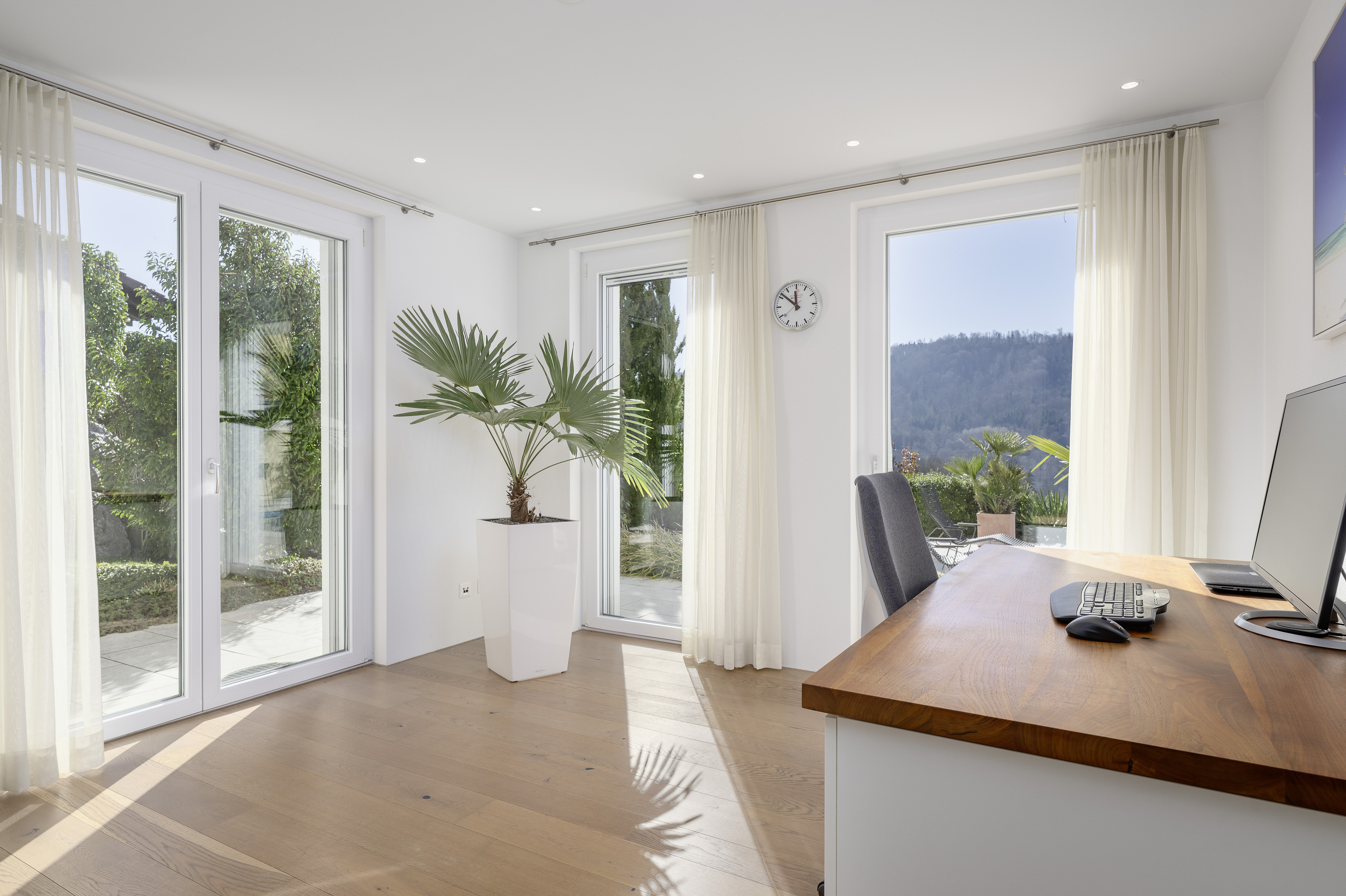 Heller Arbeitsraum mit Panoramafenstern