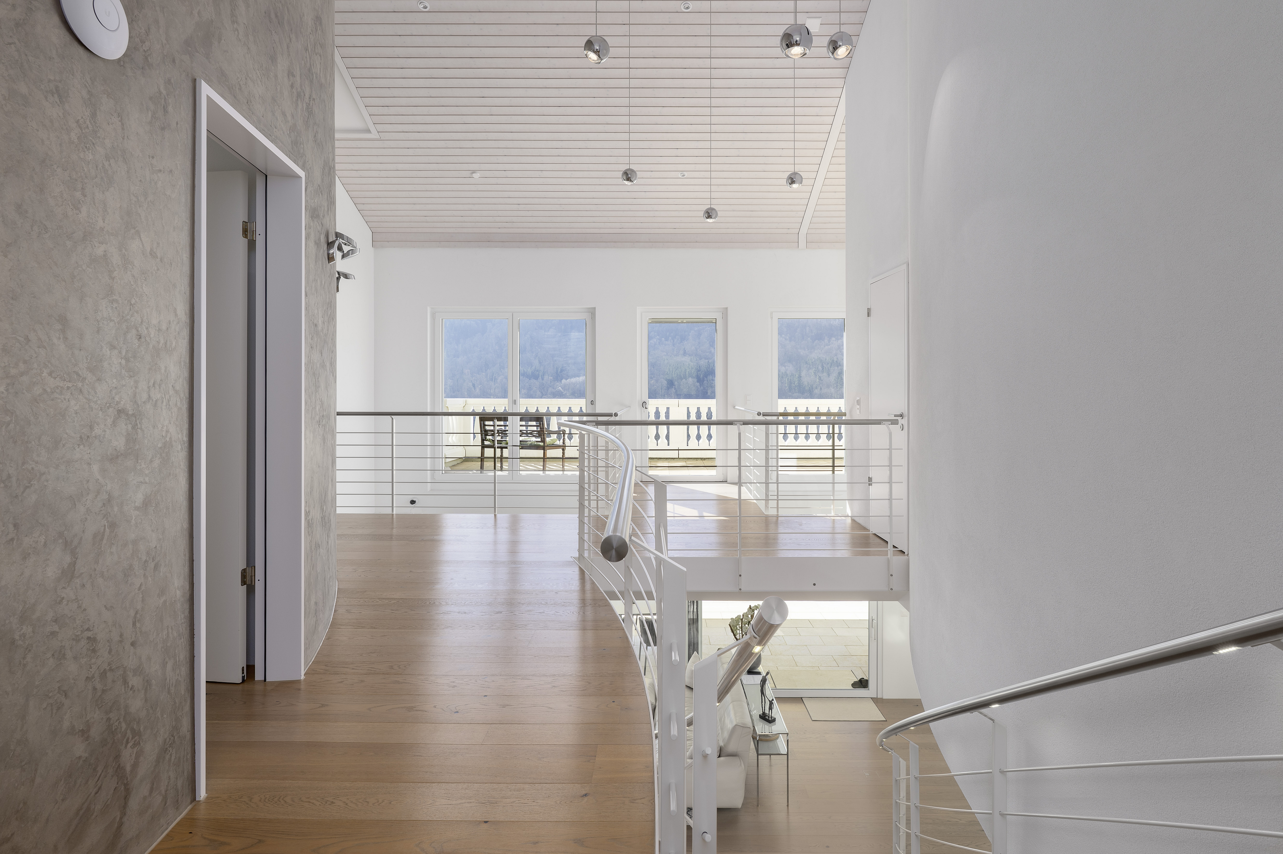 Galerie mit Treppe und Blick auf Balkon