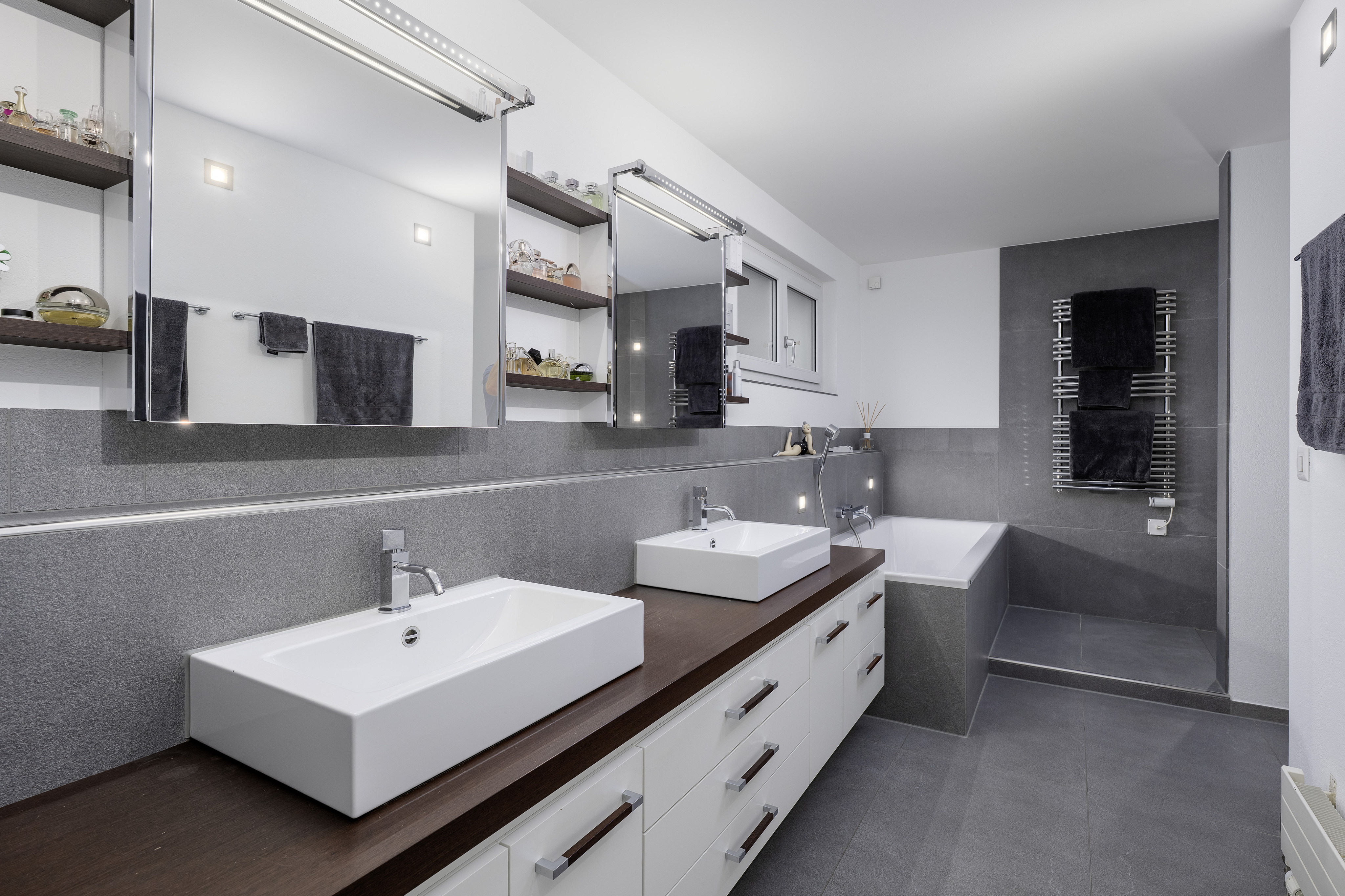 Modernes Badezimmer mit Doppelwaschtisch und Badewanne