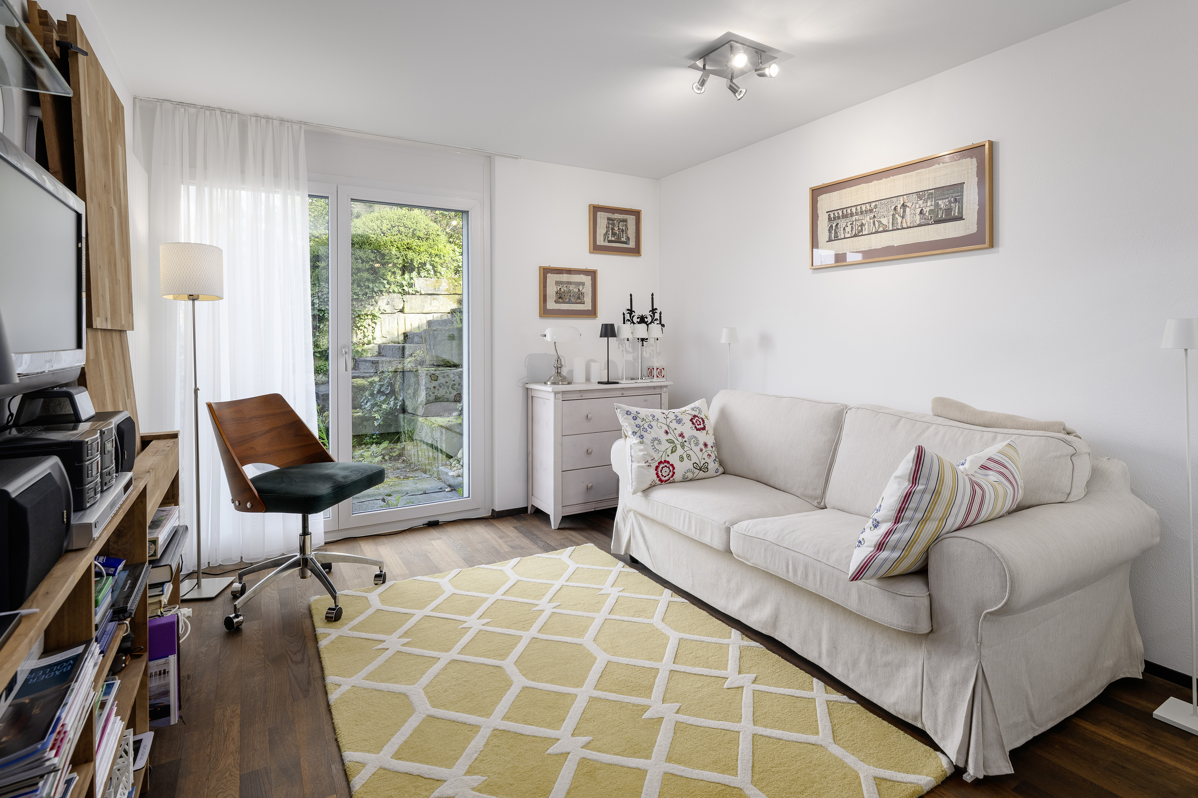 Helles Wohnzimmer mit Balkon-/Terrassentür