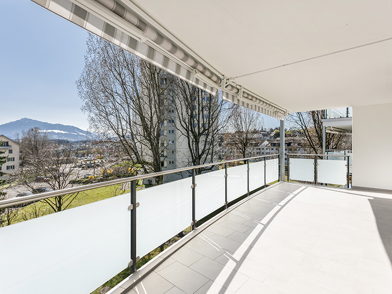 Großer überdachter Balkon mit Bergblick