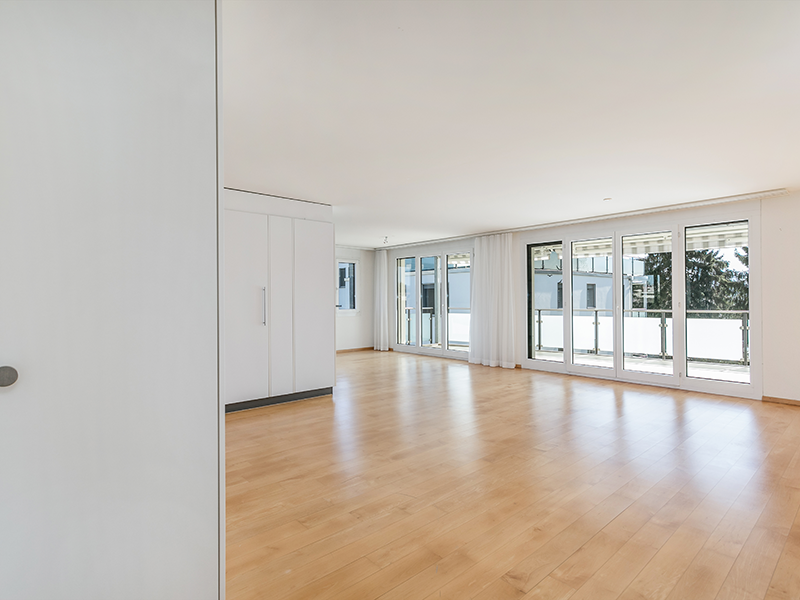Heller leerer Wohnraum mit Balkon