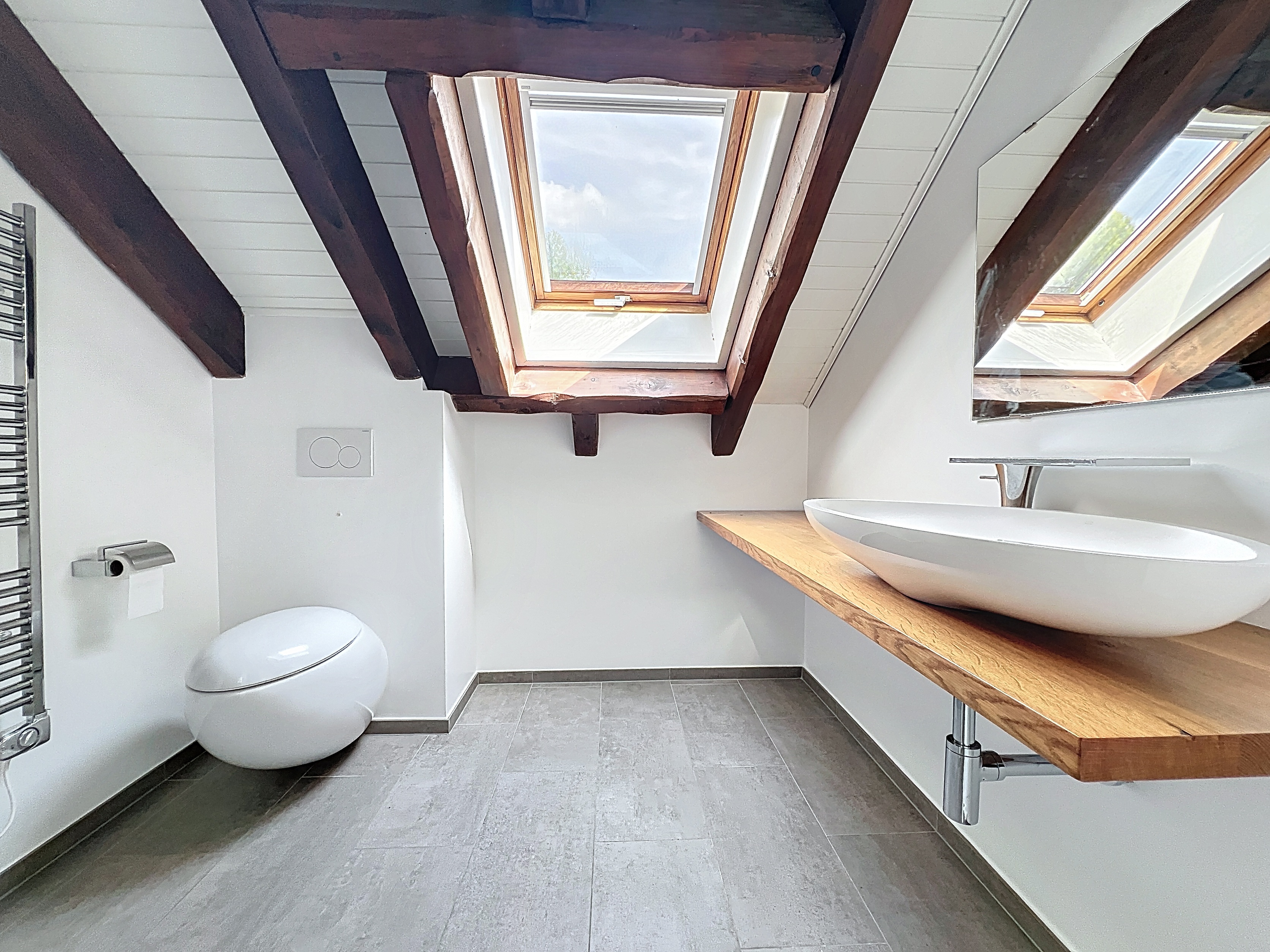 Modernes Dachgeschoss-Badezimmer mit Dachfenstern