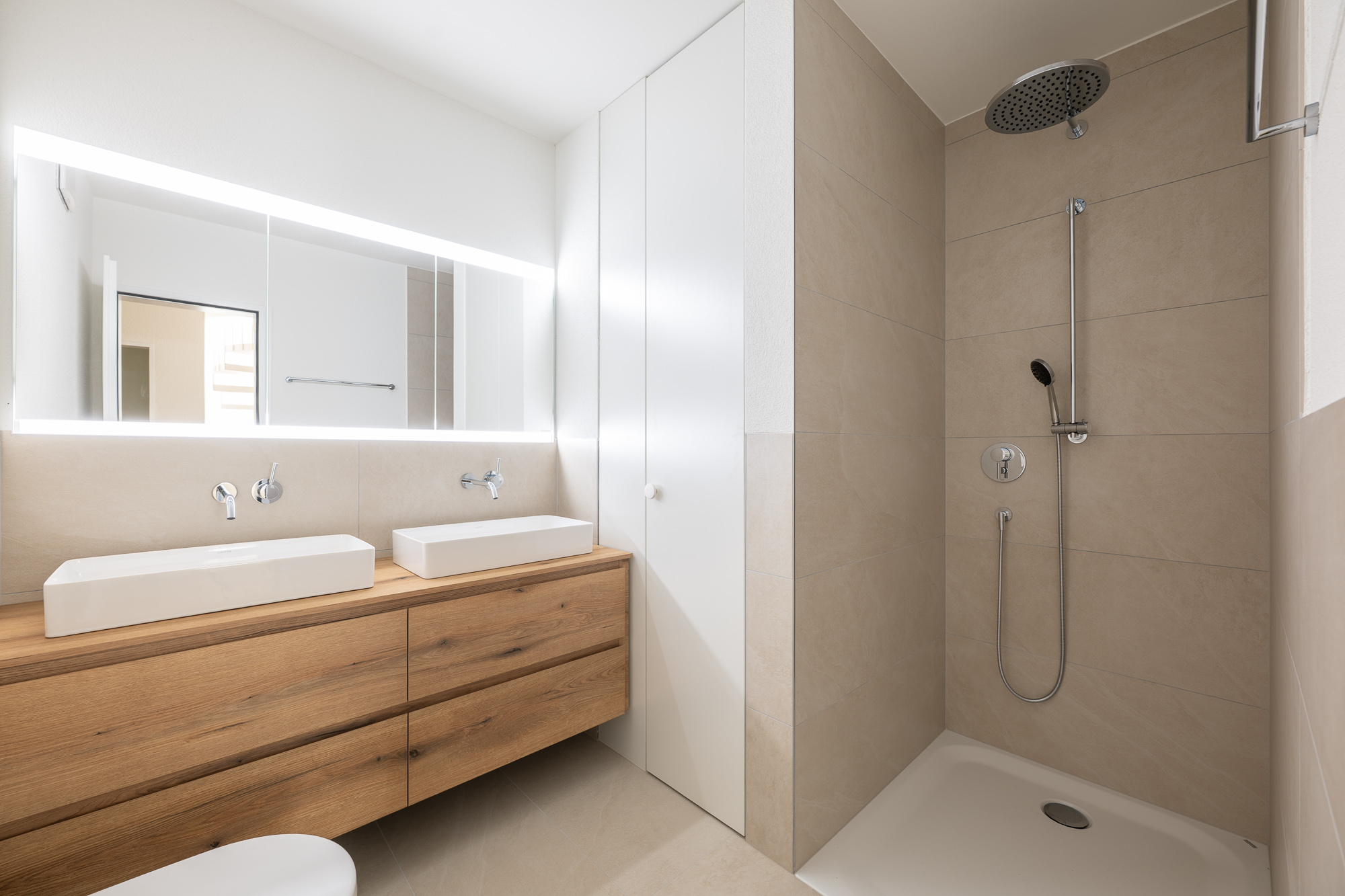 Modernes Badezimmer mit Doppelwaschtisch und begehbarer Dusche