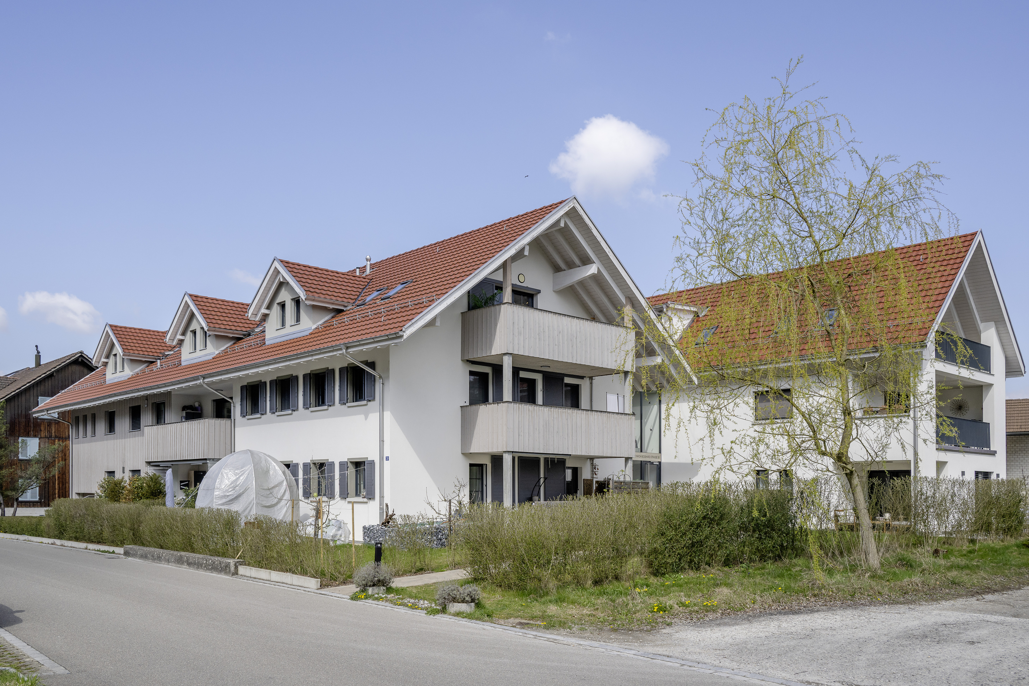 Mehrfamilienhaus mit Satteldächern