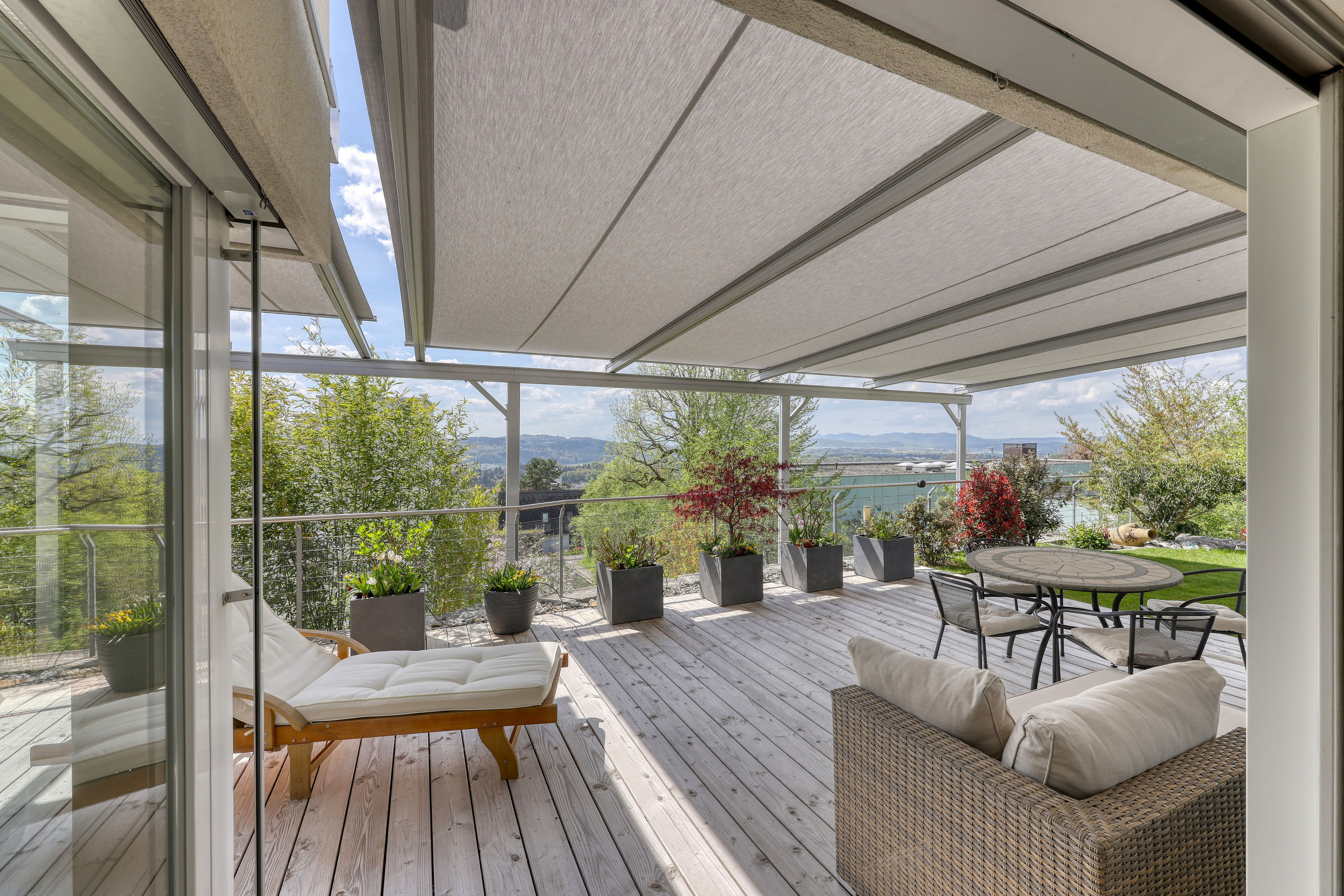 Überdachte Terrasse mit Panoramablick