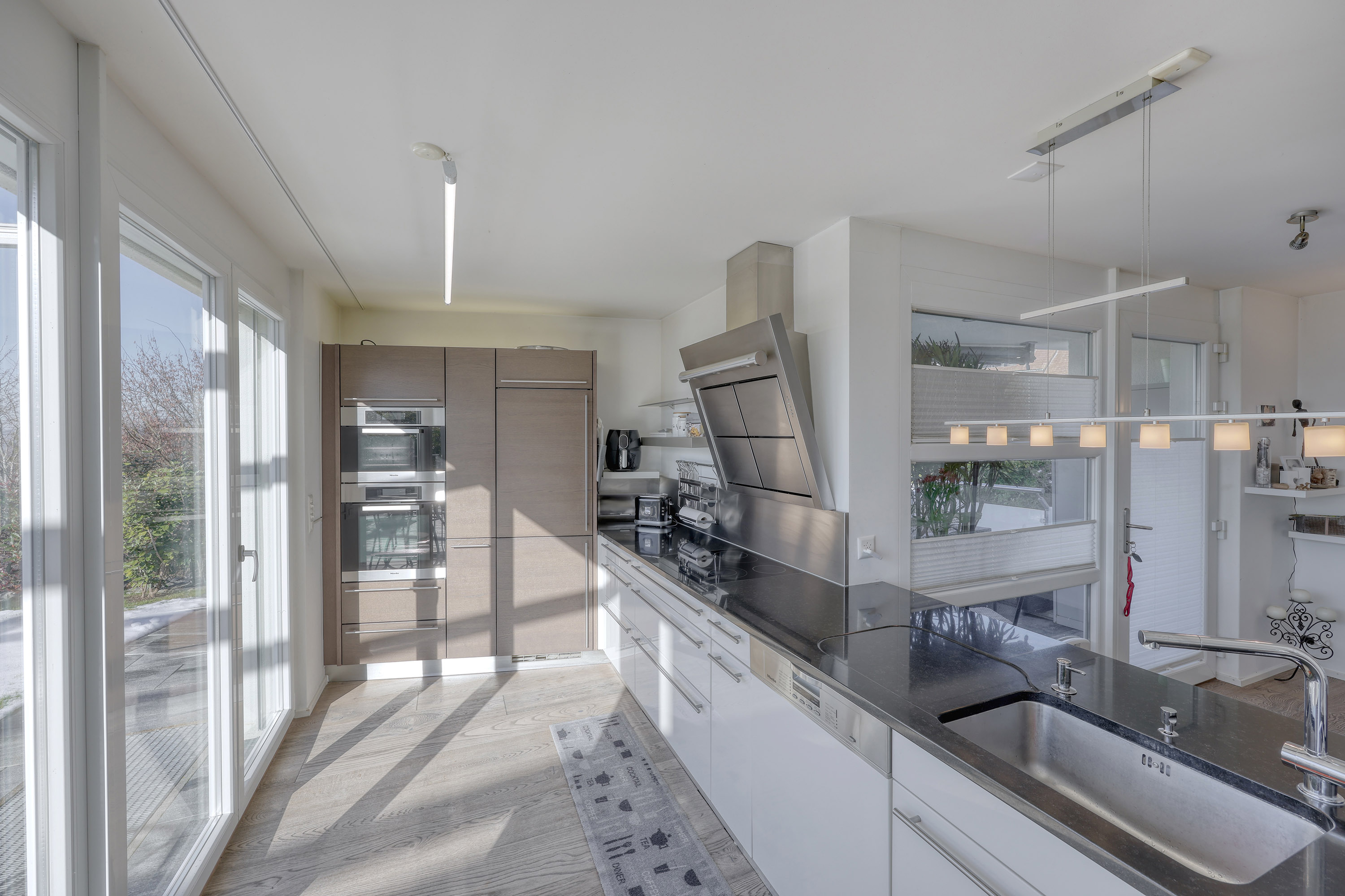 Moderne Küche mit großen Fenstern