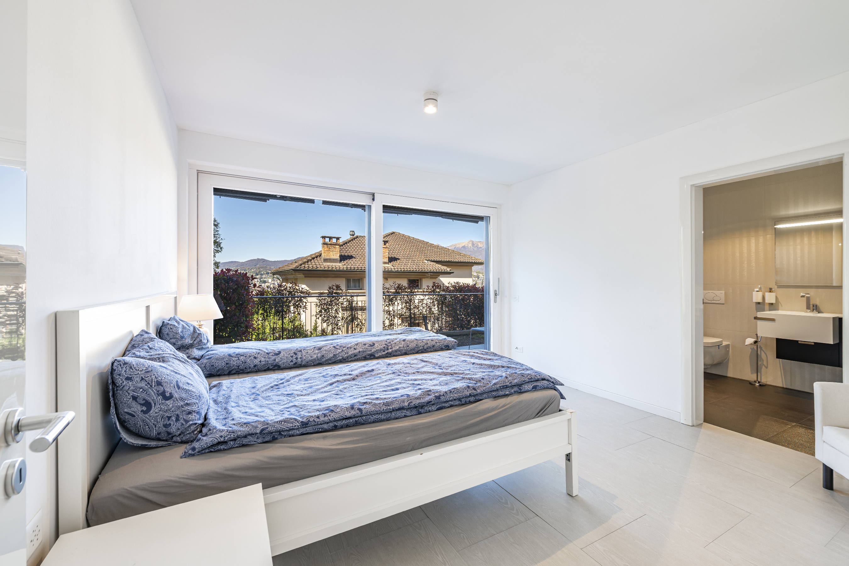 Helles Schlafzimmer mit Blick ins Freie