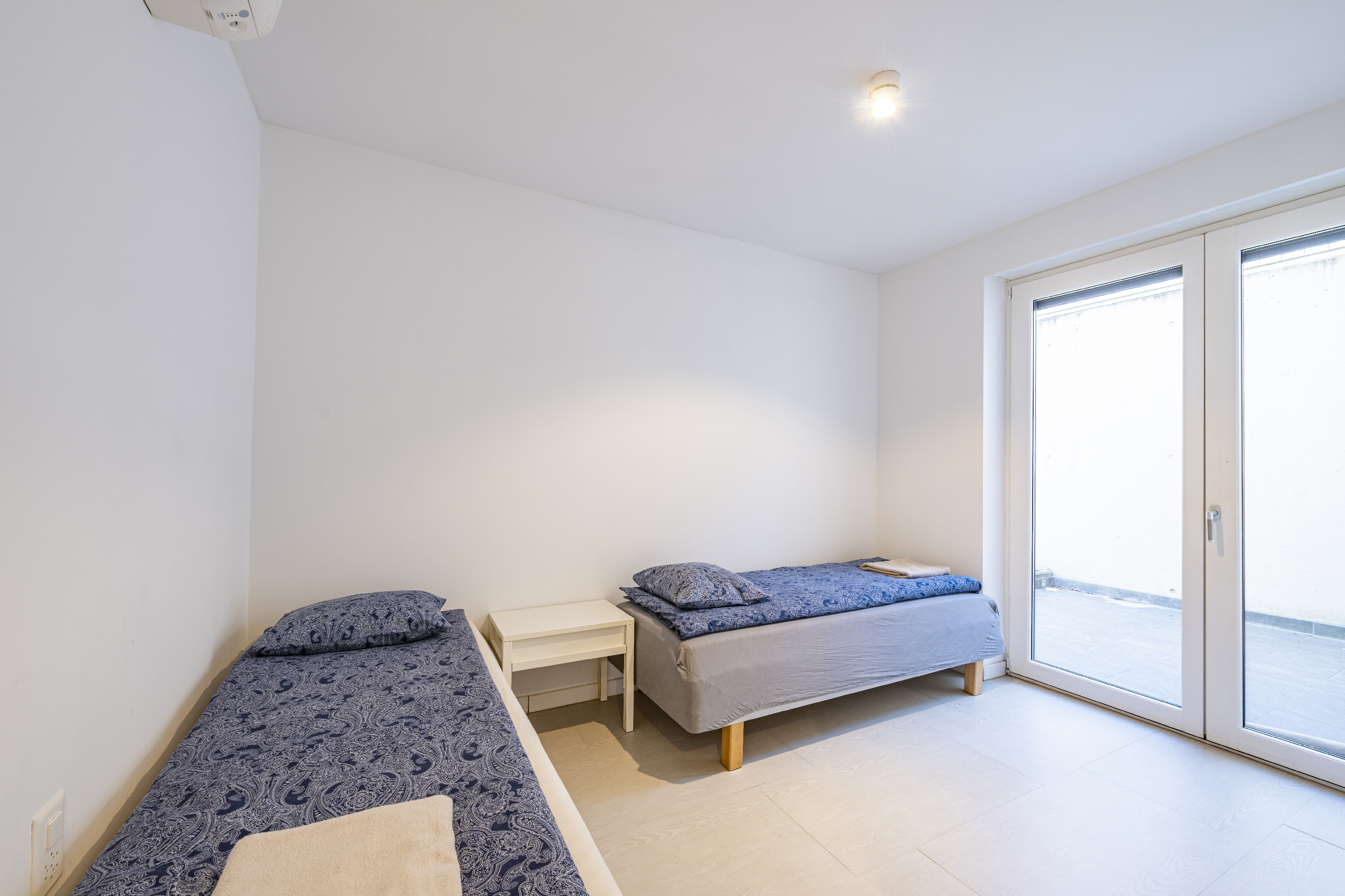 Einfaches Schlafzimmer mit zwei Betten
