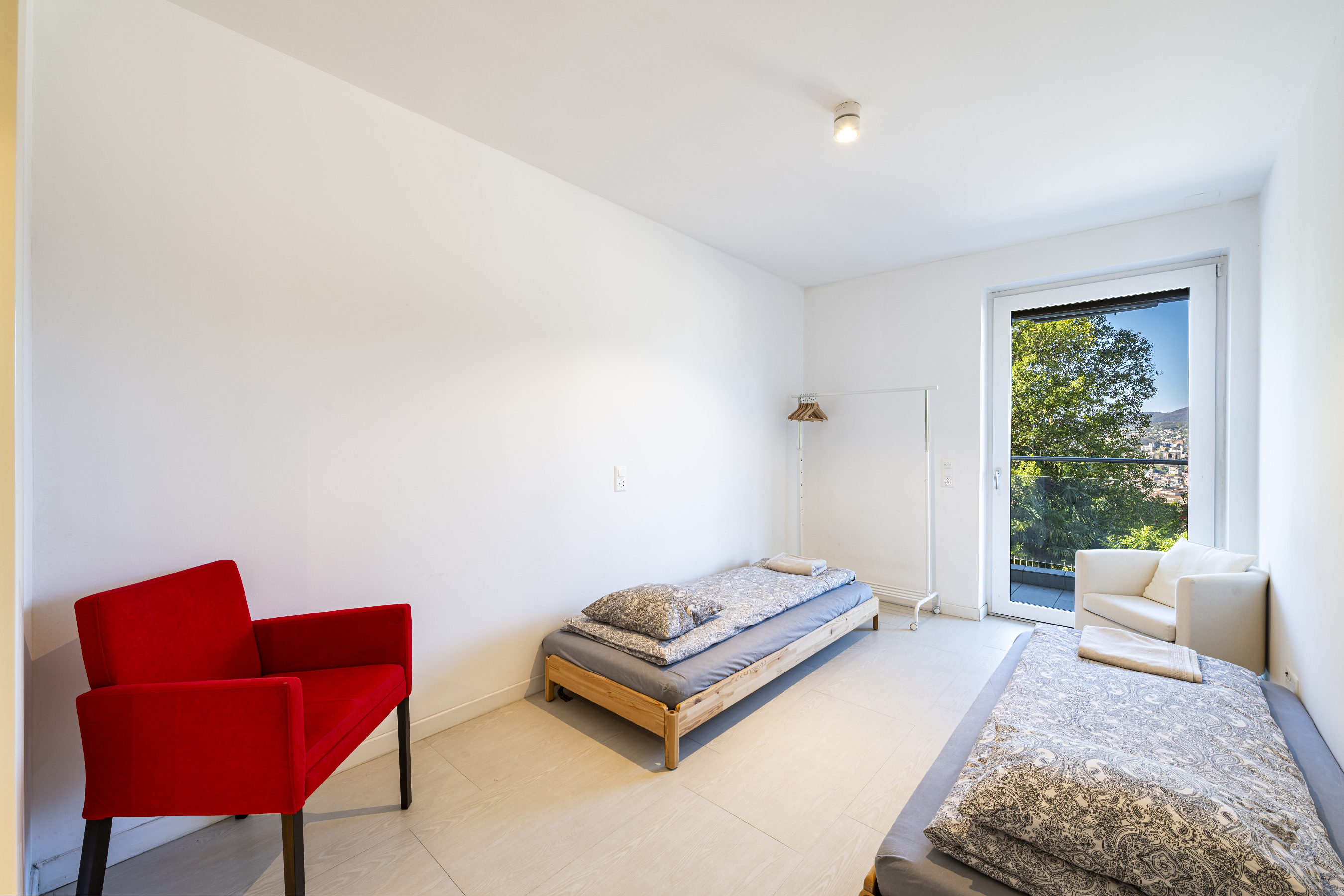 Minimalistisches Schlafzimmer mit zwei Einzelbetten