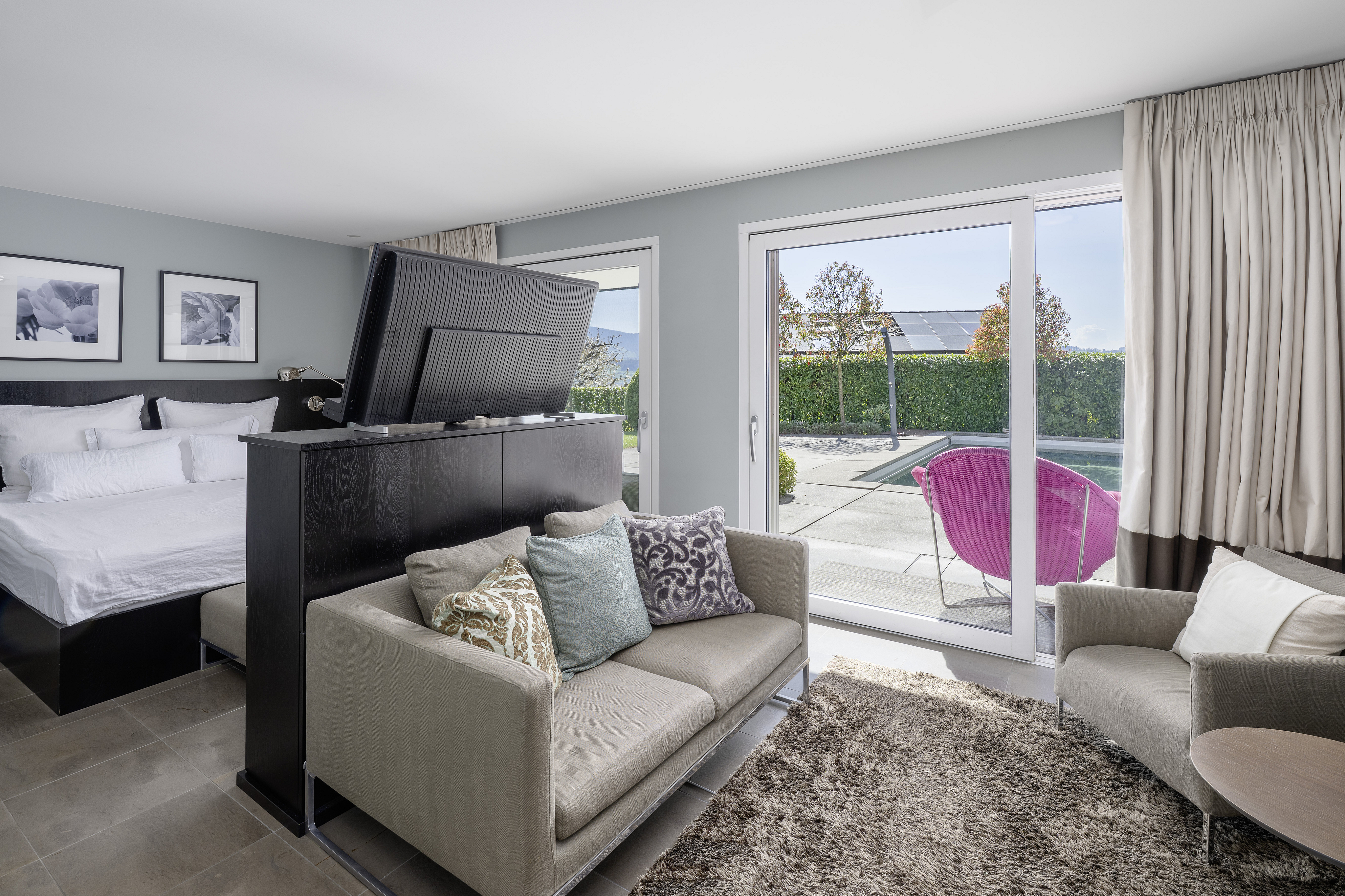 Modernes Schlafzimmer mit Sitzbereich und Terrassenzugang