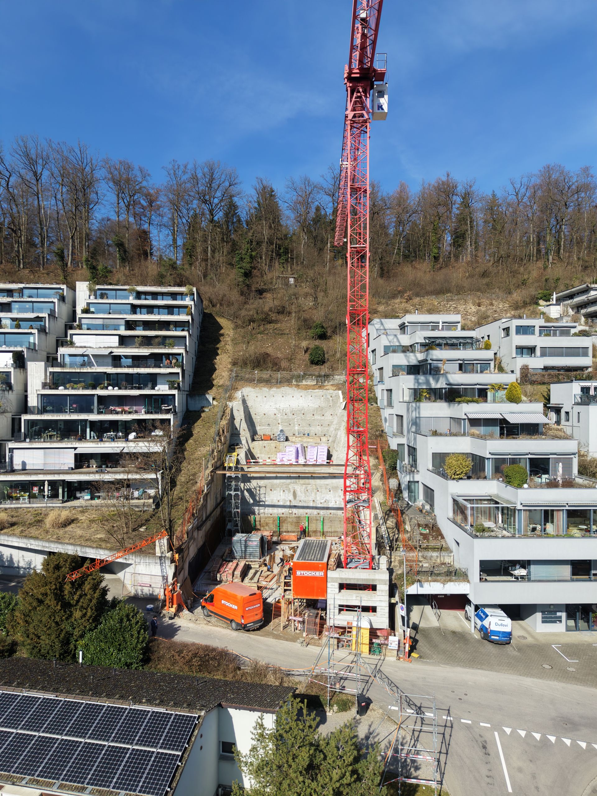 Baustelle in Wohnanlage mit Turmdrehkran