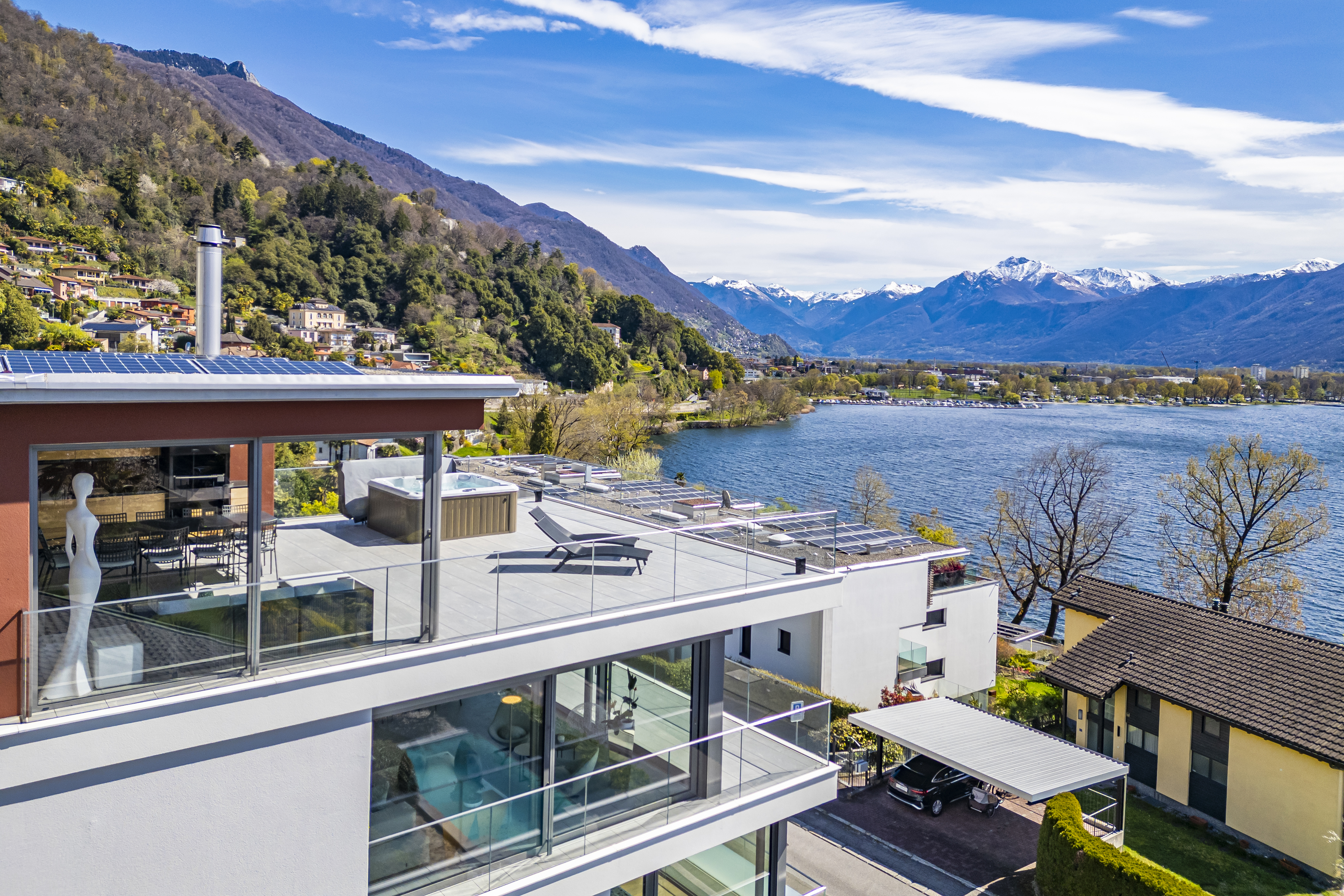 Seeblick von einer modernen Dachterrasse