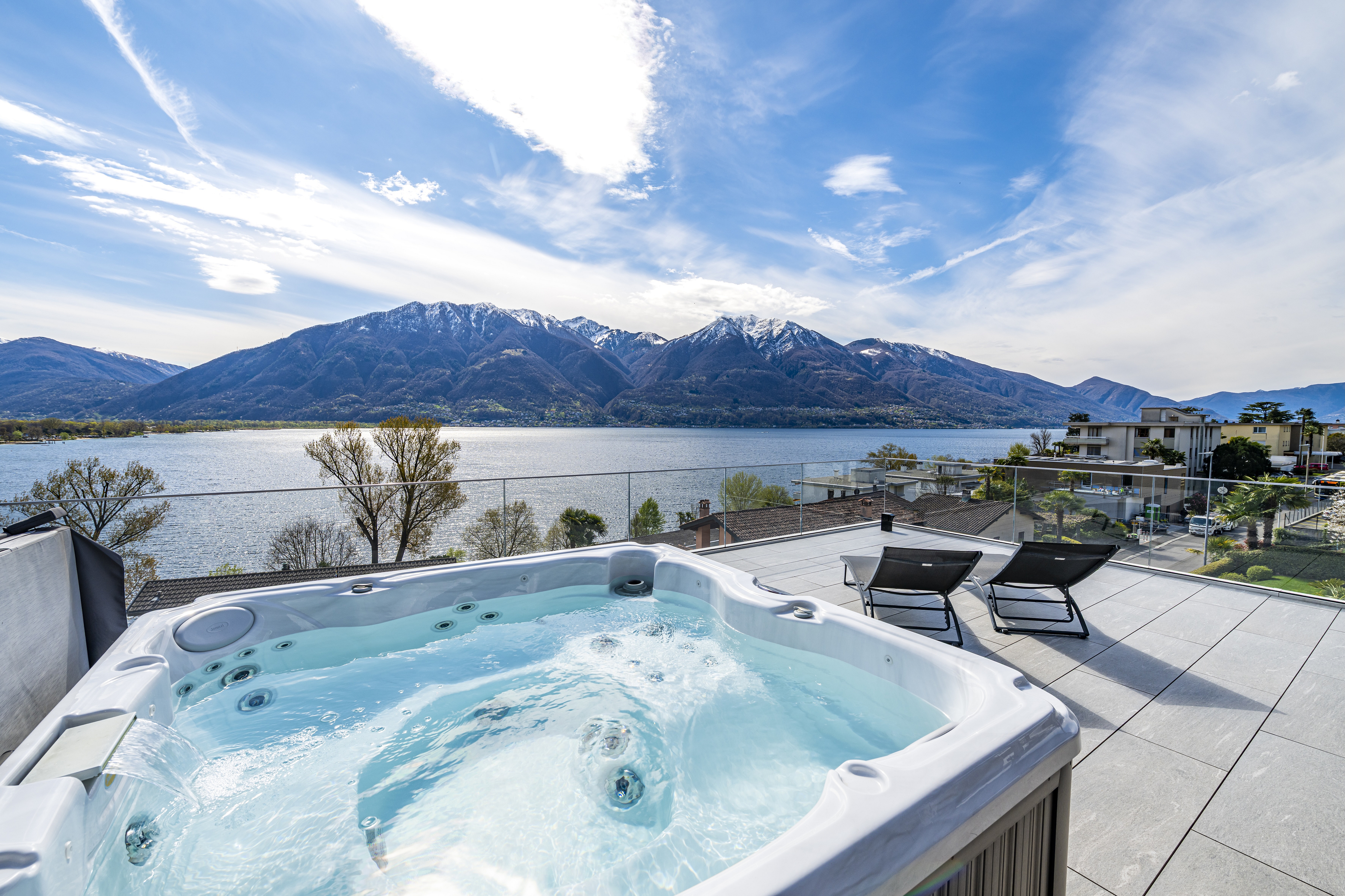 Dachterrasse mit Whirlpool und Seeblick
