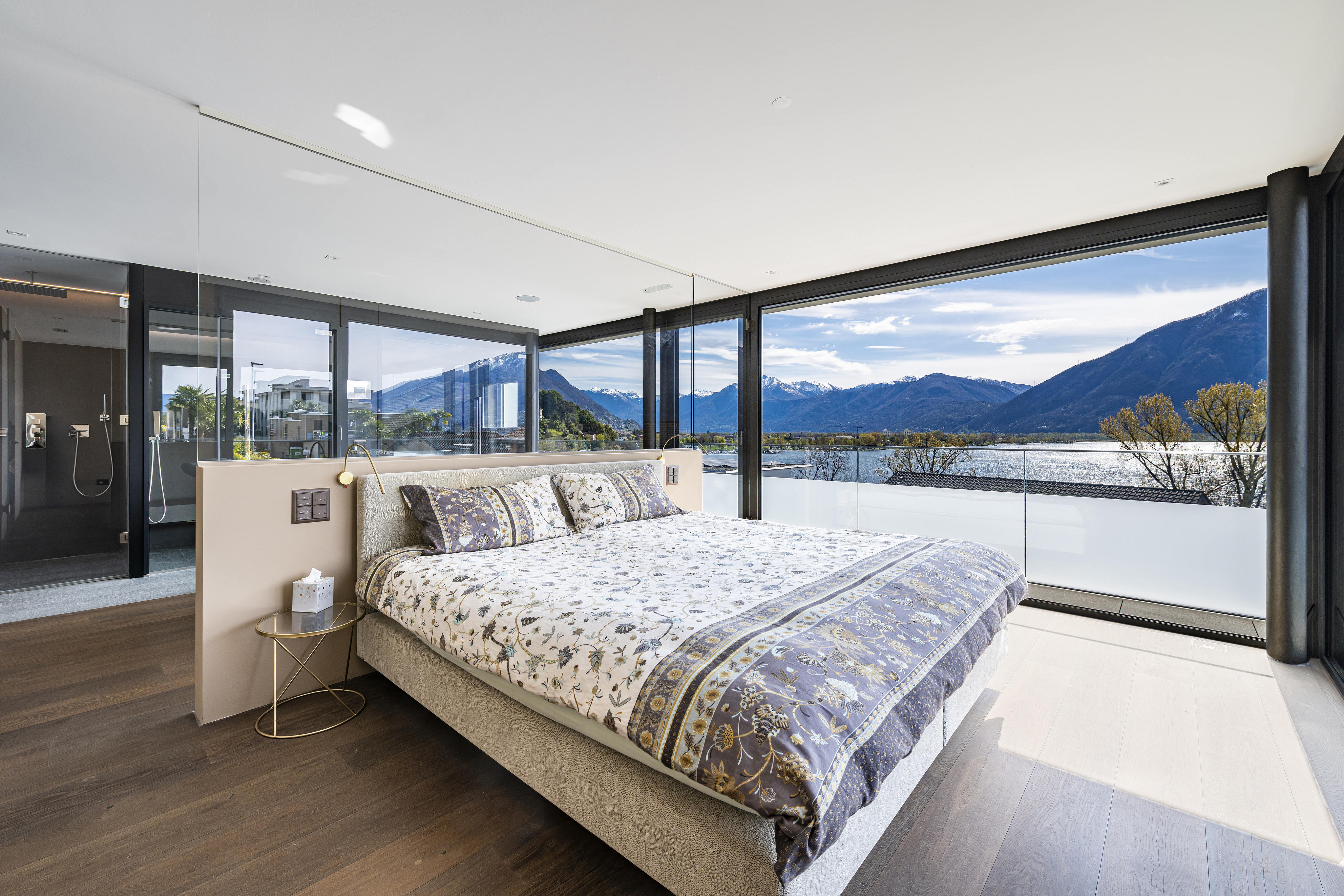 Modernes Schlafzimmer mit Panoramablick