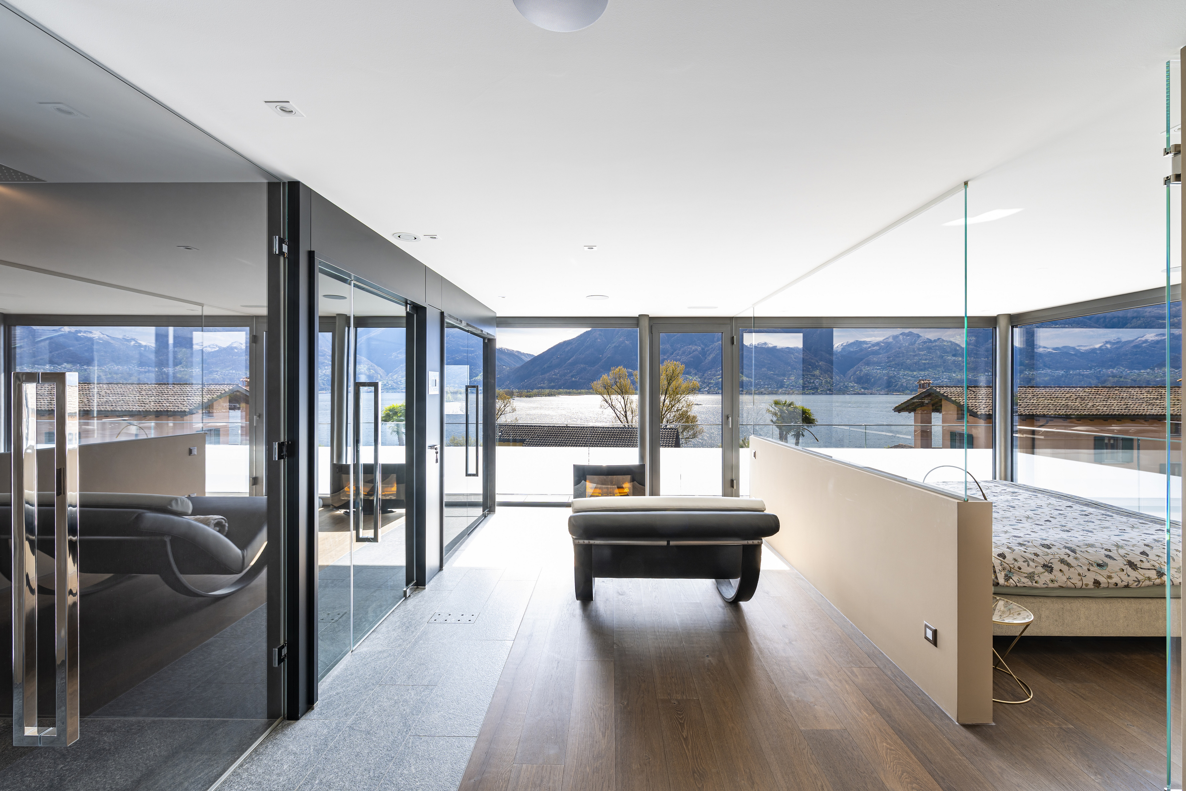 Luxuriöses Schlafzimmer mit Seeblick
